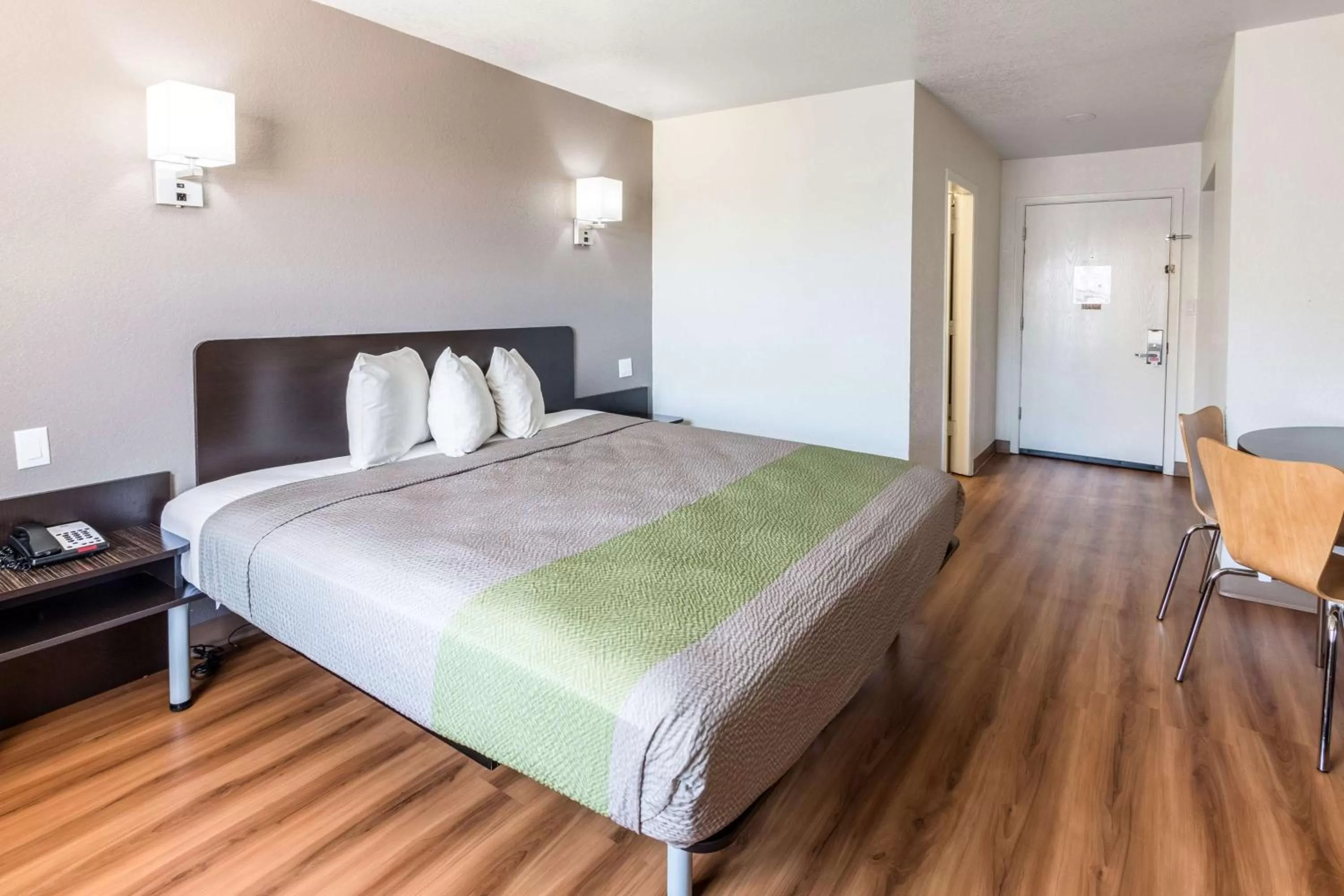 Bedroom, Bed in Studio 6-Arlington, TX