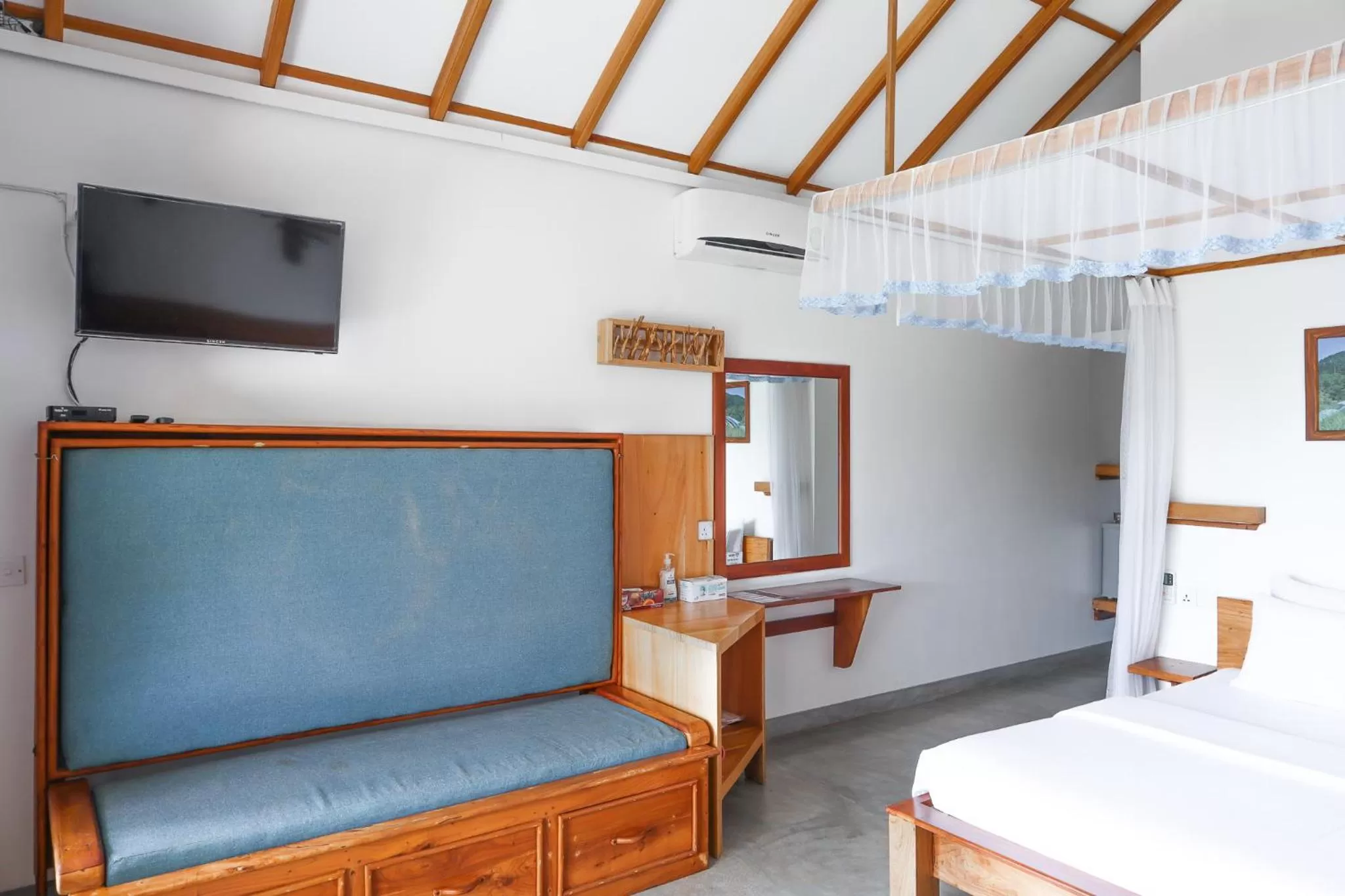 Bedroom, Bed in The One Ella