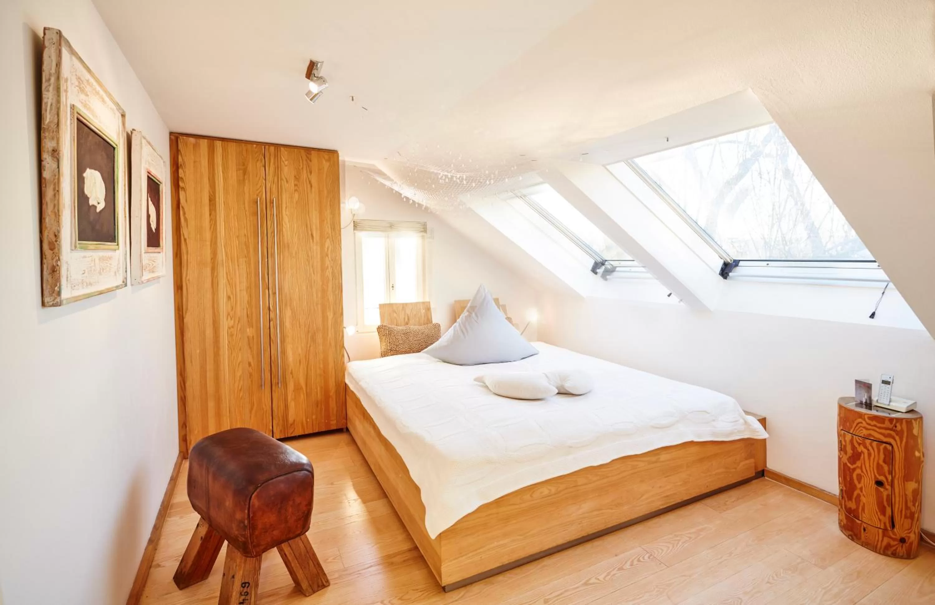 Photo of the whole room, Bed in Der Zauberlehrling