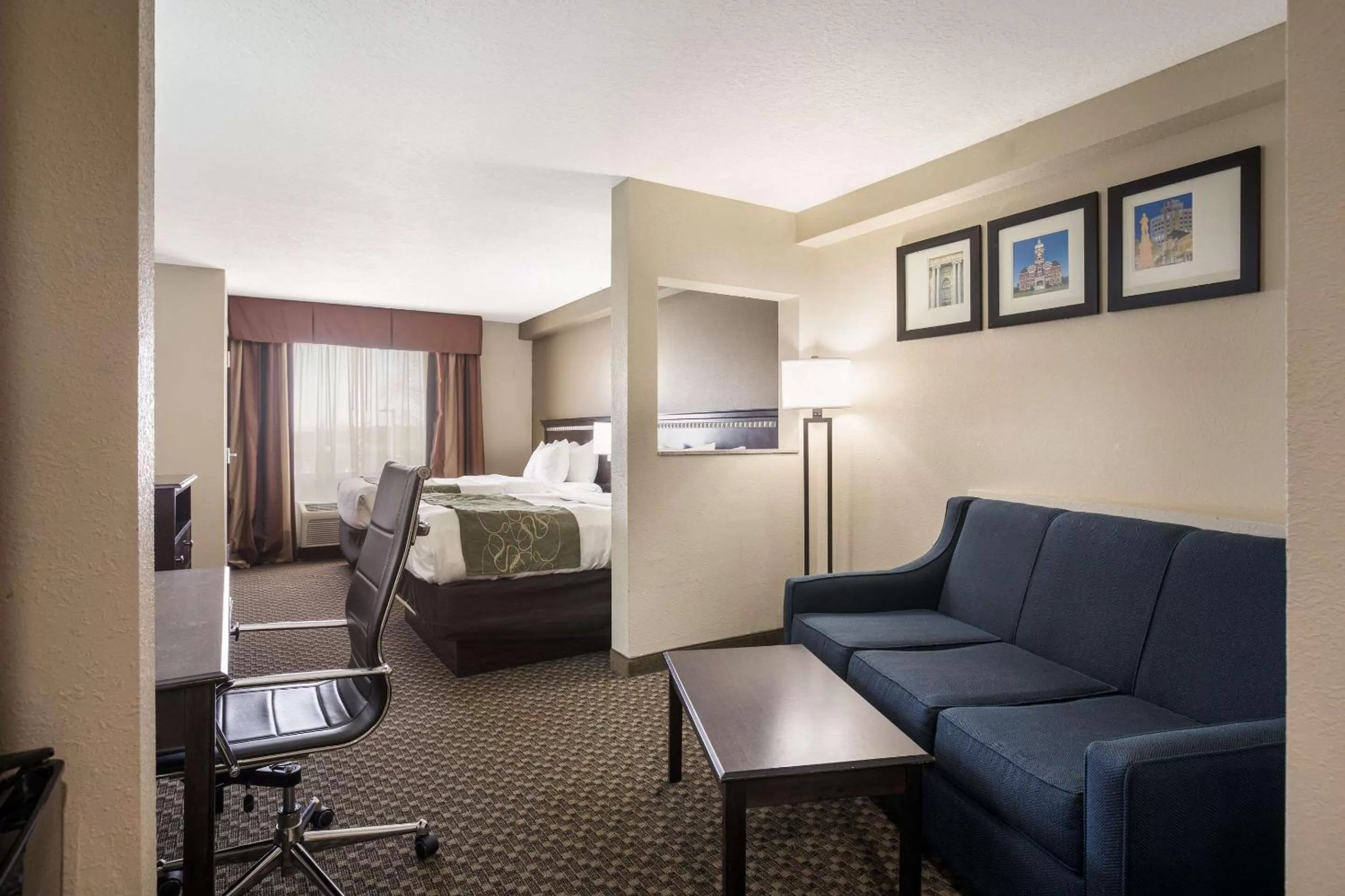 Photo of the whole room, Bed in Comfort Suites Forsyth near I-75