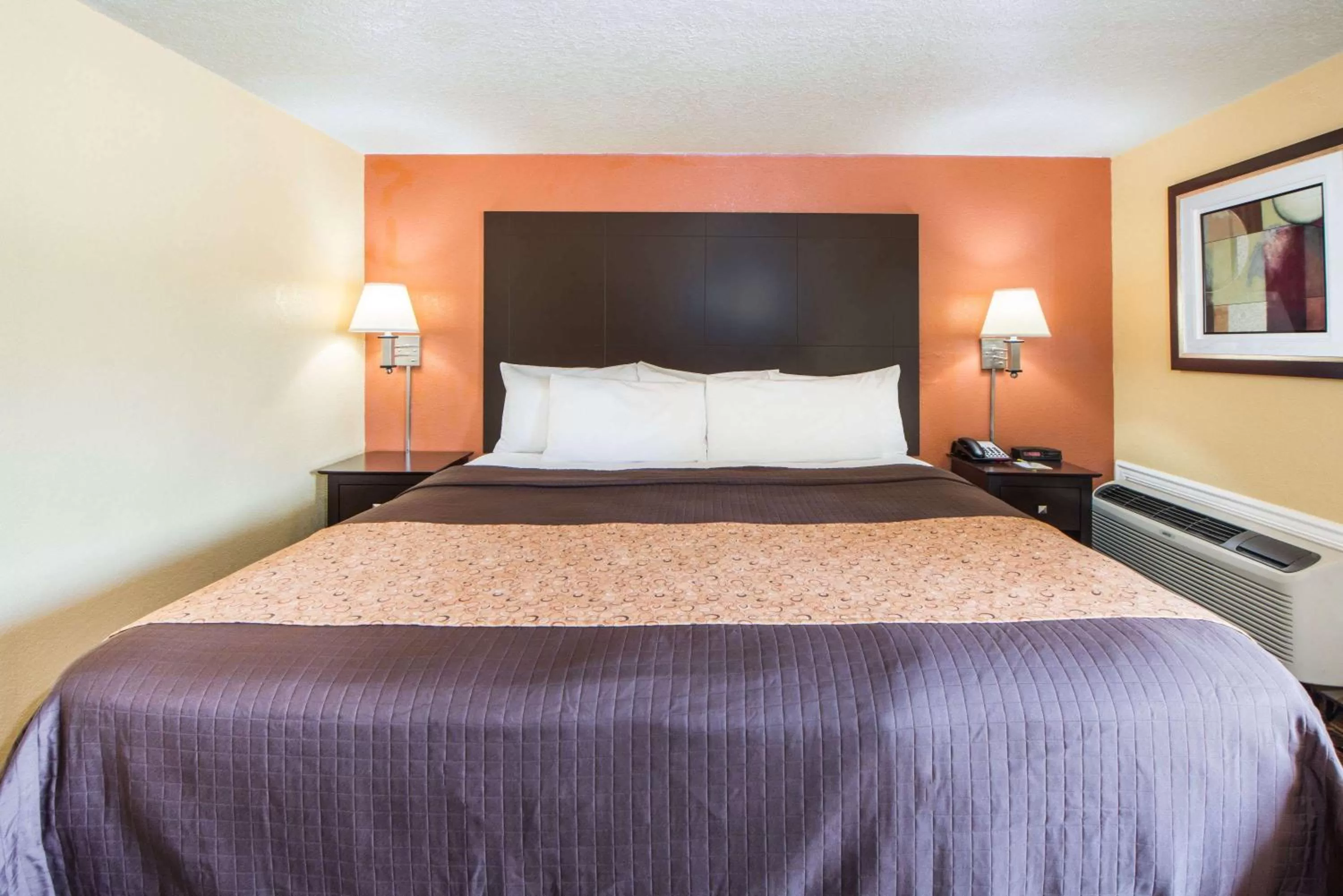 Photo of the whole room, Bed in Days Inn by Wyndham Joplin