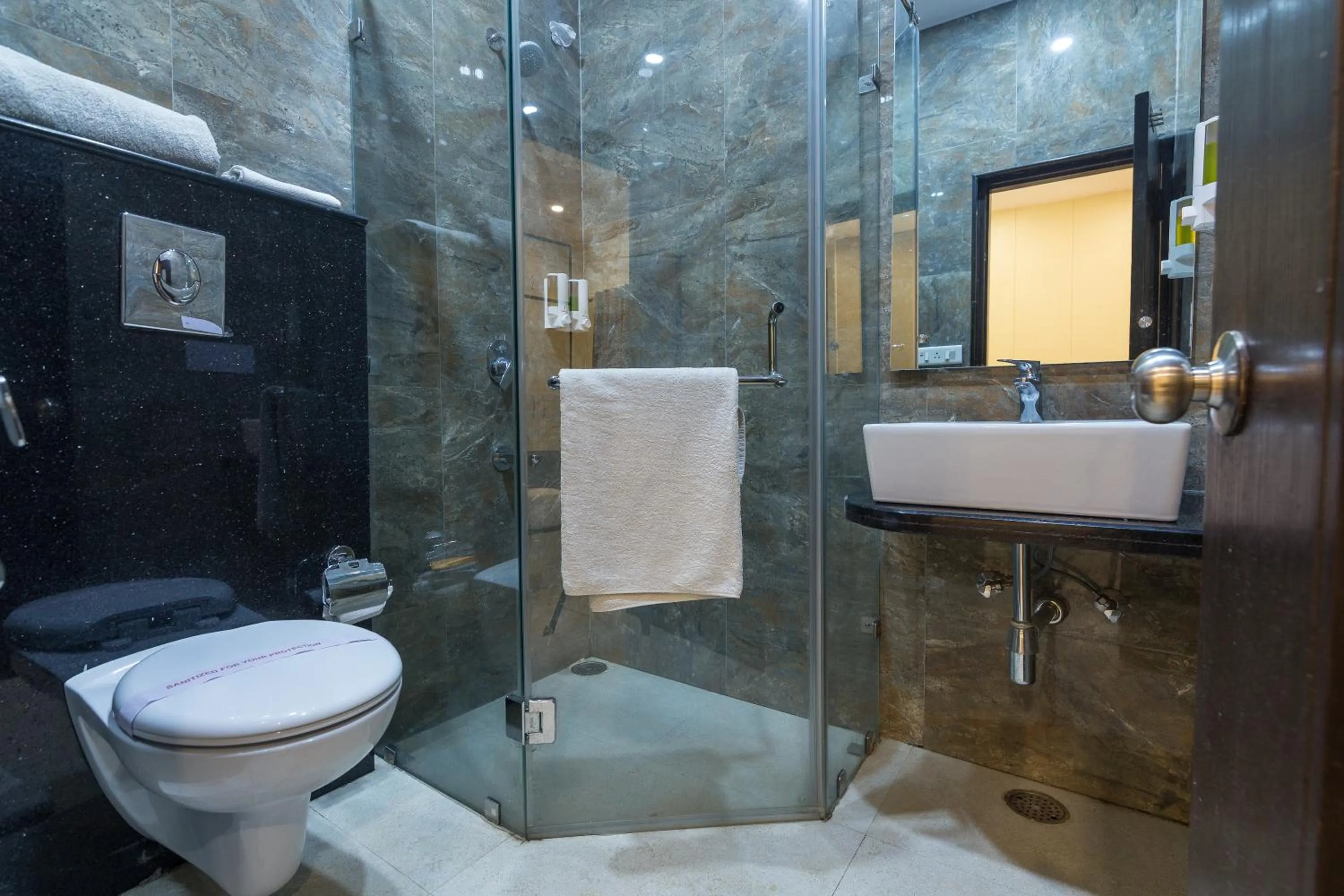 Toilet in Rupam Hotel