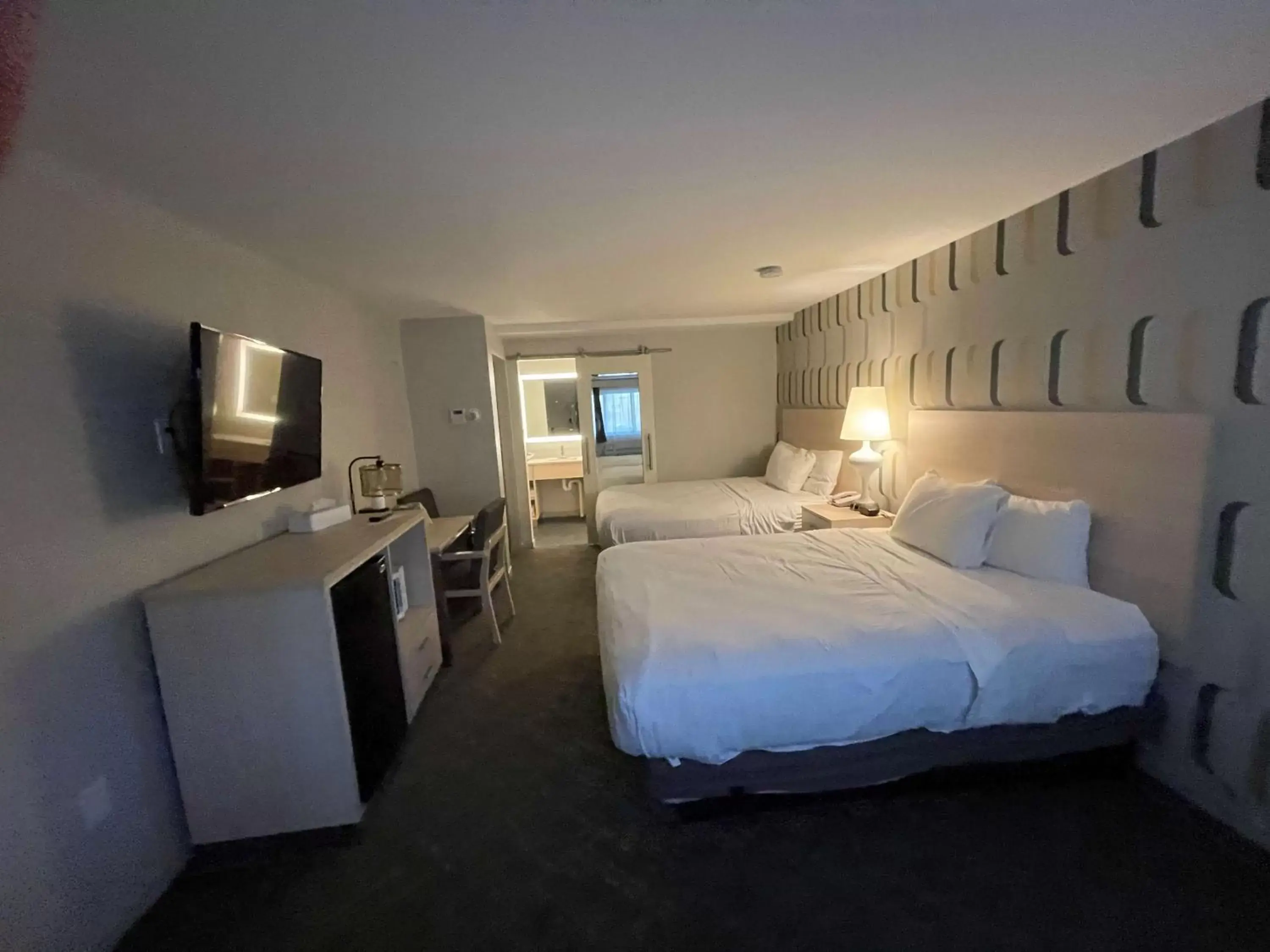 Queen Room with Two Queen Beds and Roll-In Shower - Disability Access in Woodwards White Mountain Resort, BW Signature Collection Queen Room with Two Queen Beds and Roll-In Shower - Disability Access in Woodwards White Mountain Resort, BW Signature Collection