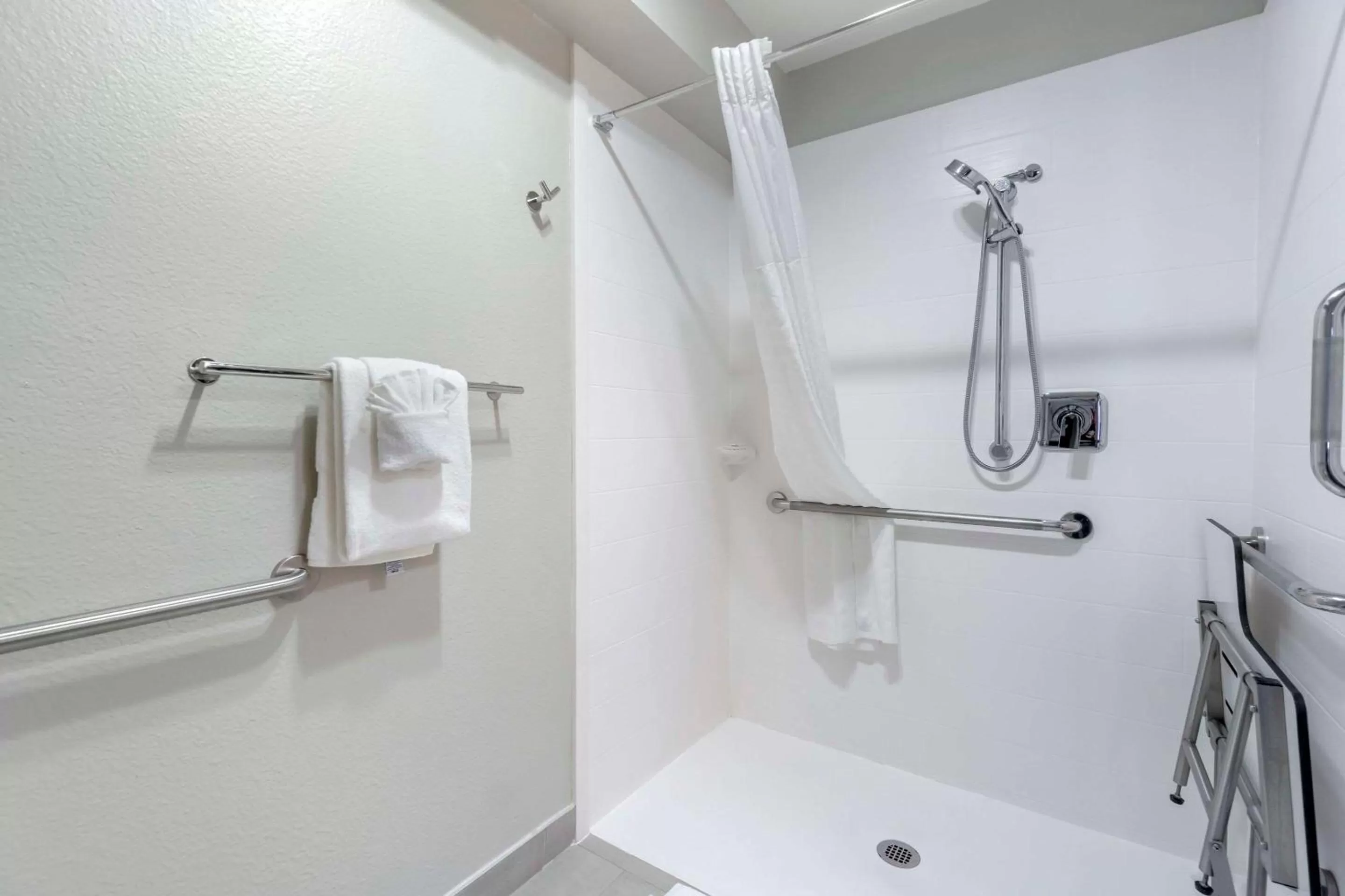 Shower in Comfort Inn & Suites Pacific - Auburn