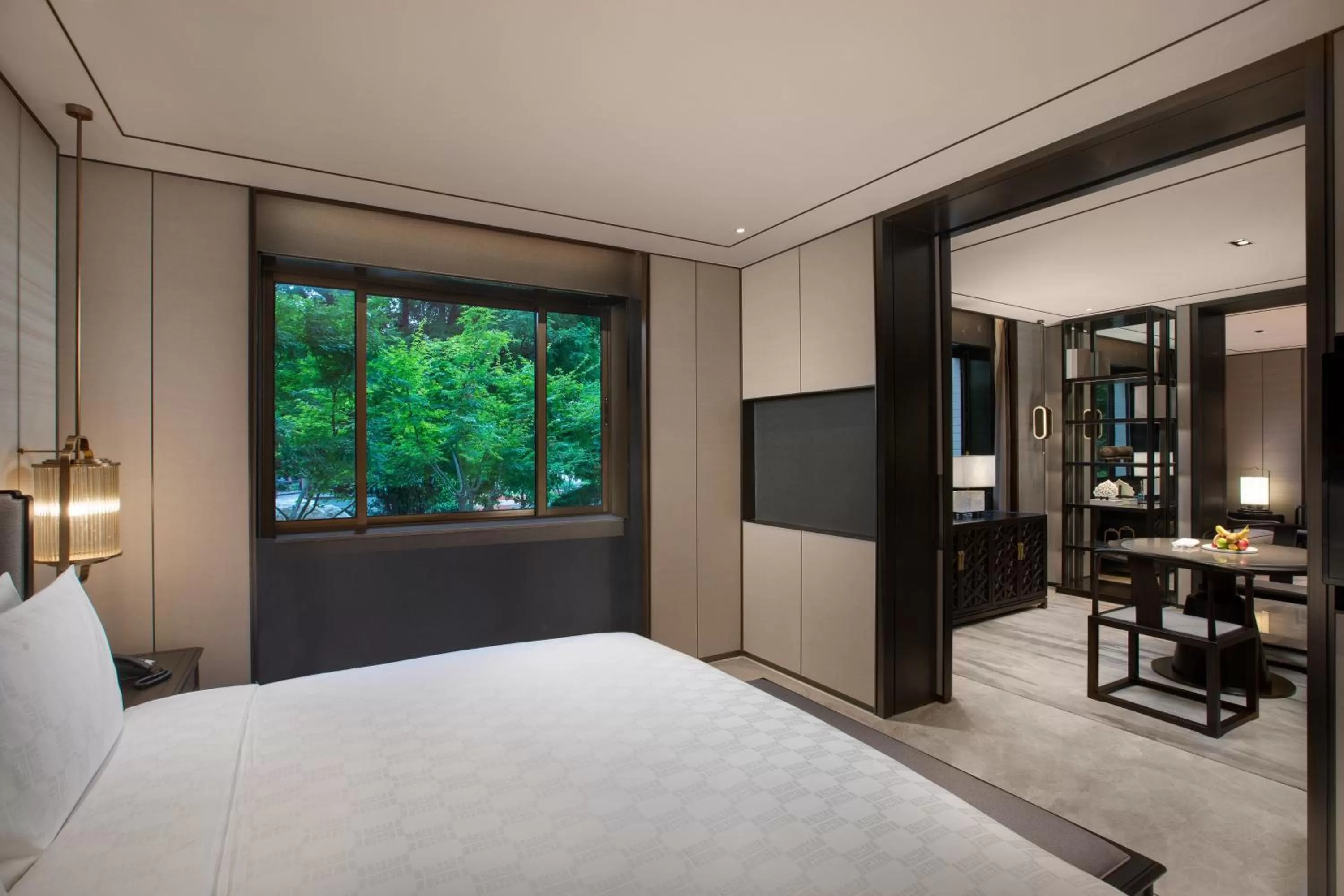 Photo of the whole room, Bed in HUALUXE Xi'an Tanghua by IHG