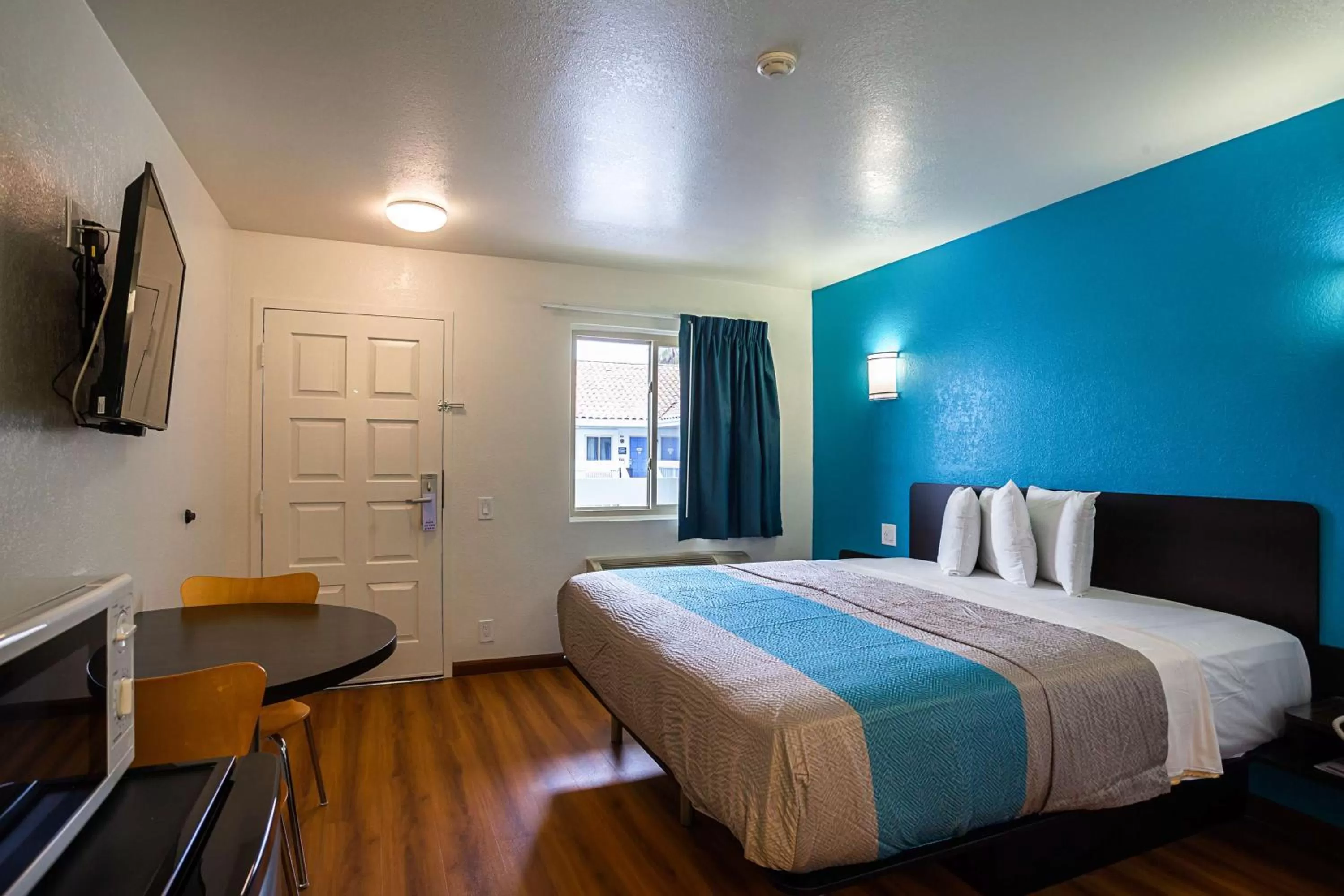 King Room with Roll-in Shower - Disability Access - Non-Smoking in Motel 6-Ventura, CA - Downtown