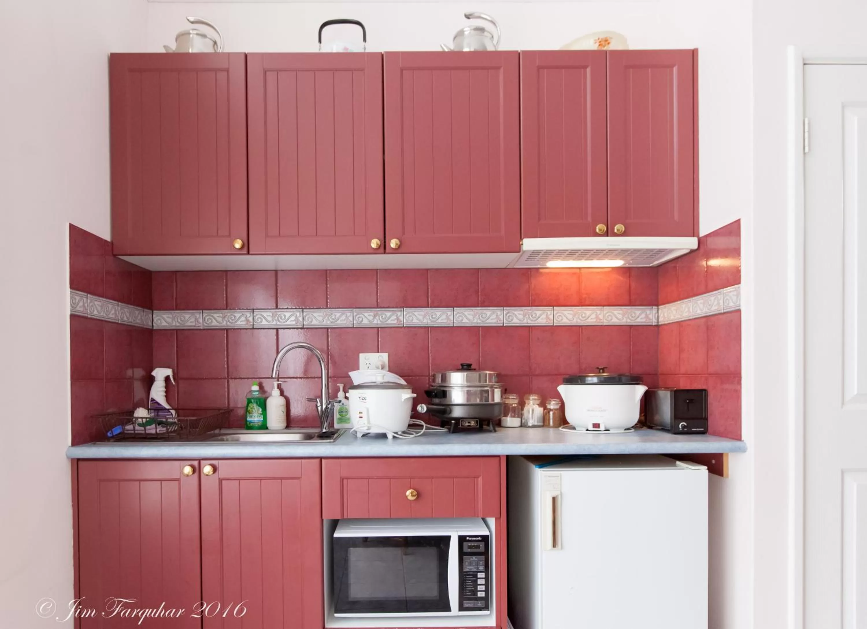 Communal kitchen in Aarn House B&B Airport Accommodation