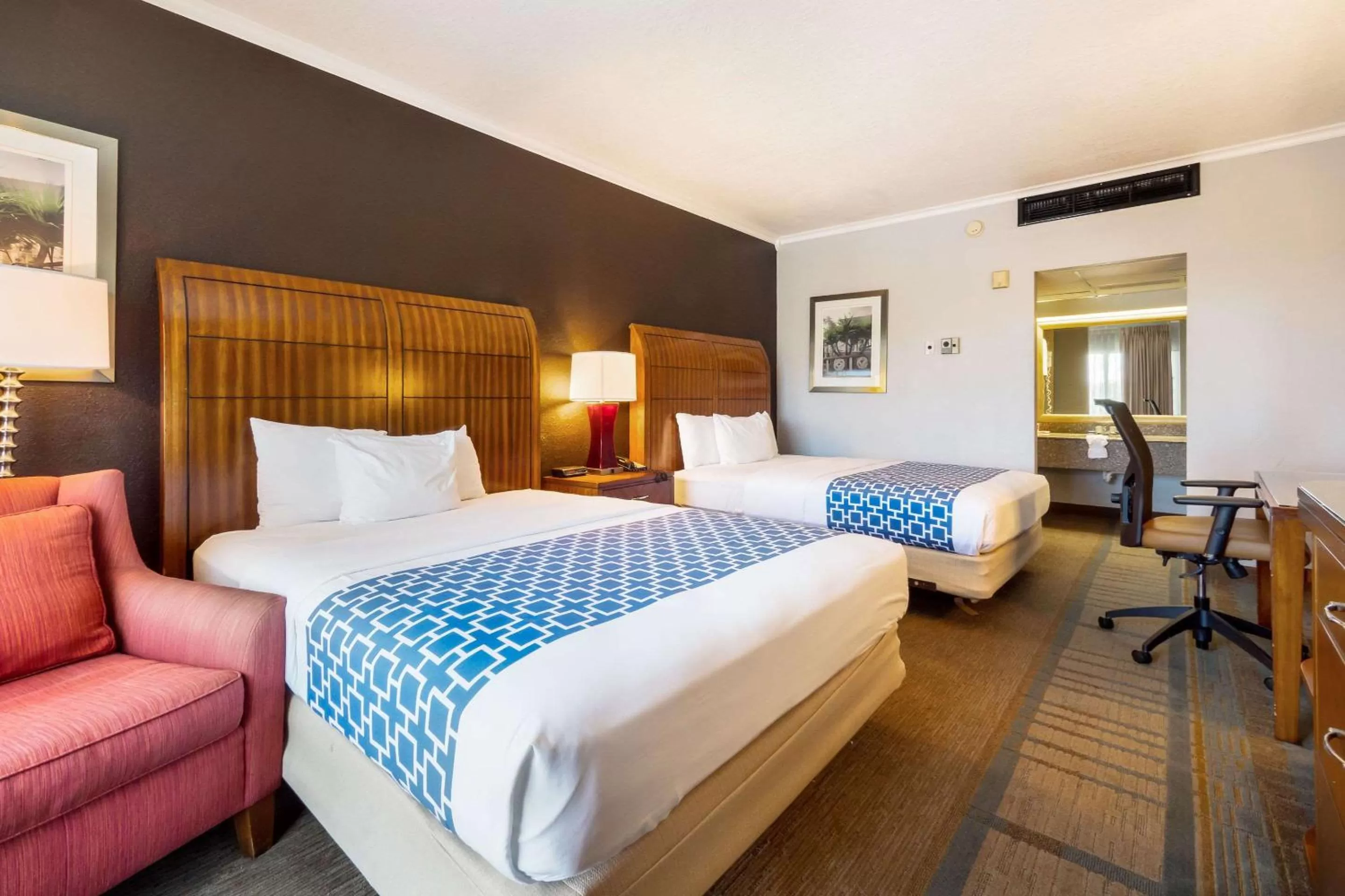 Photo of the whole room, Bed in Econo Lodge Winter Haven Chain of Lakes