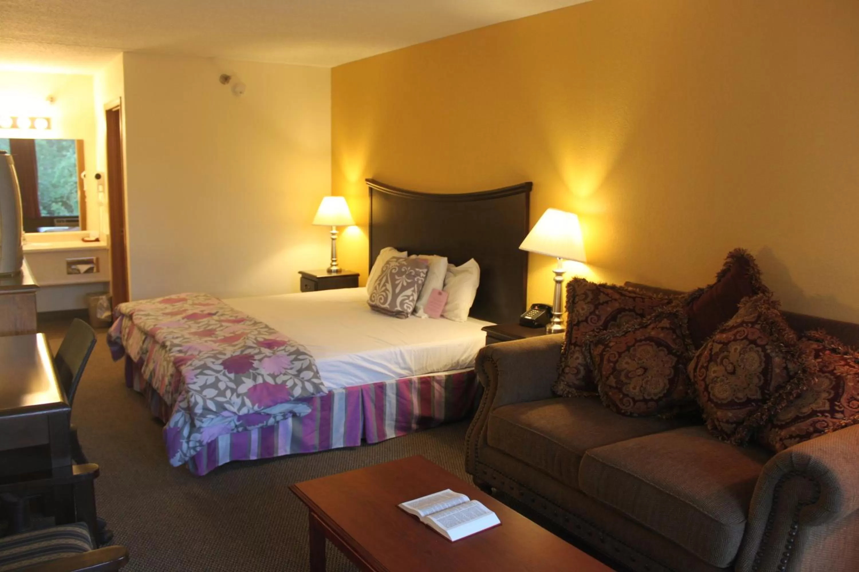 Decorative detail, Bed in Ozark Valley Inn