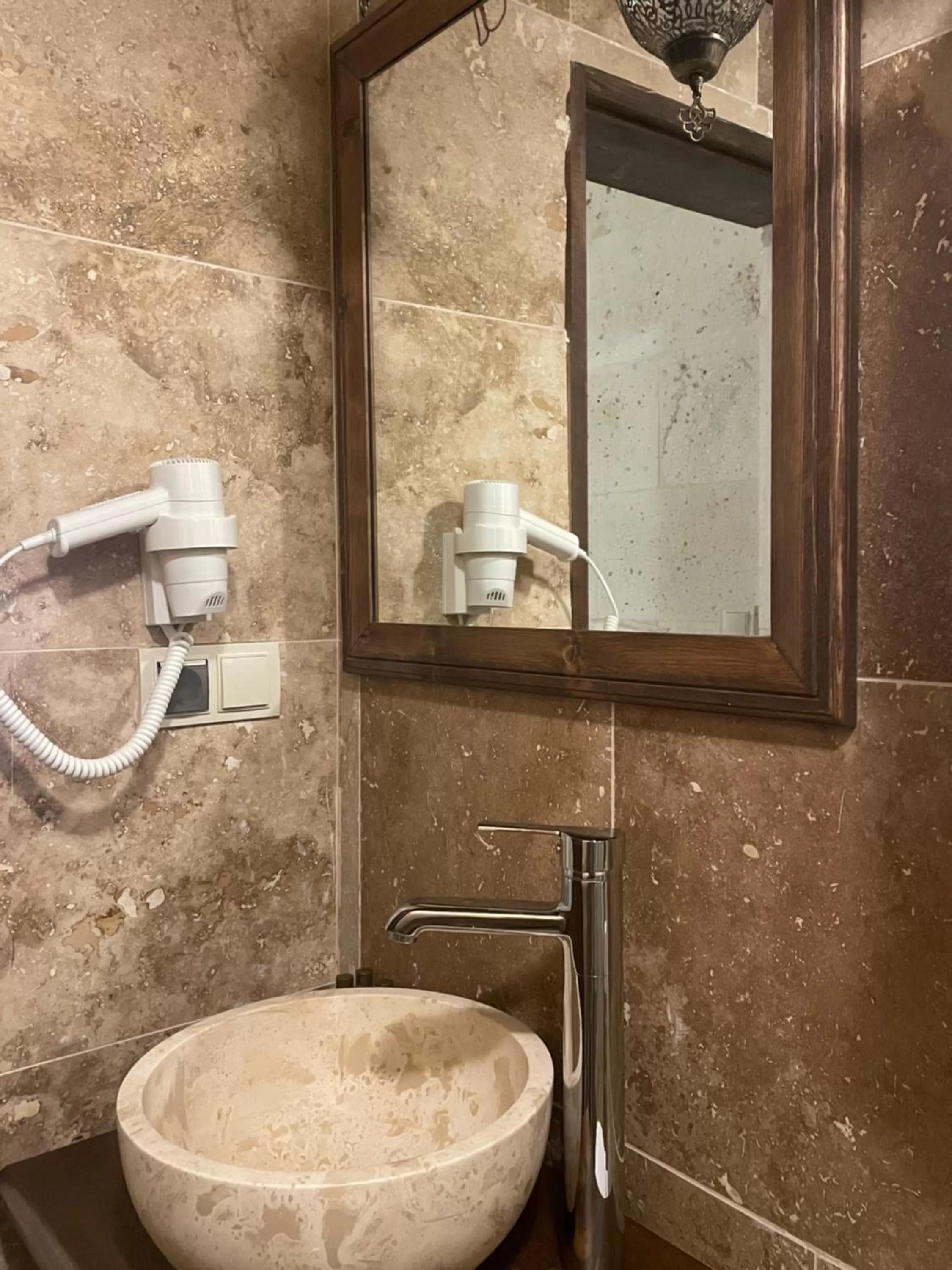 Shower in Virtus Cappadocia Hotel Göreme