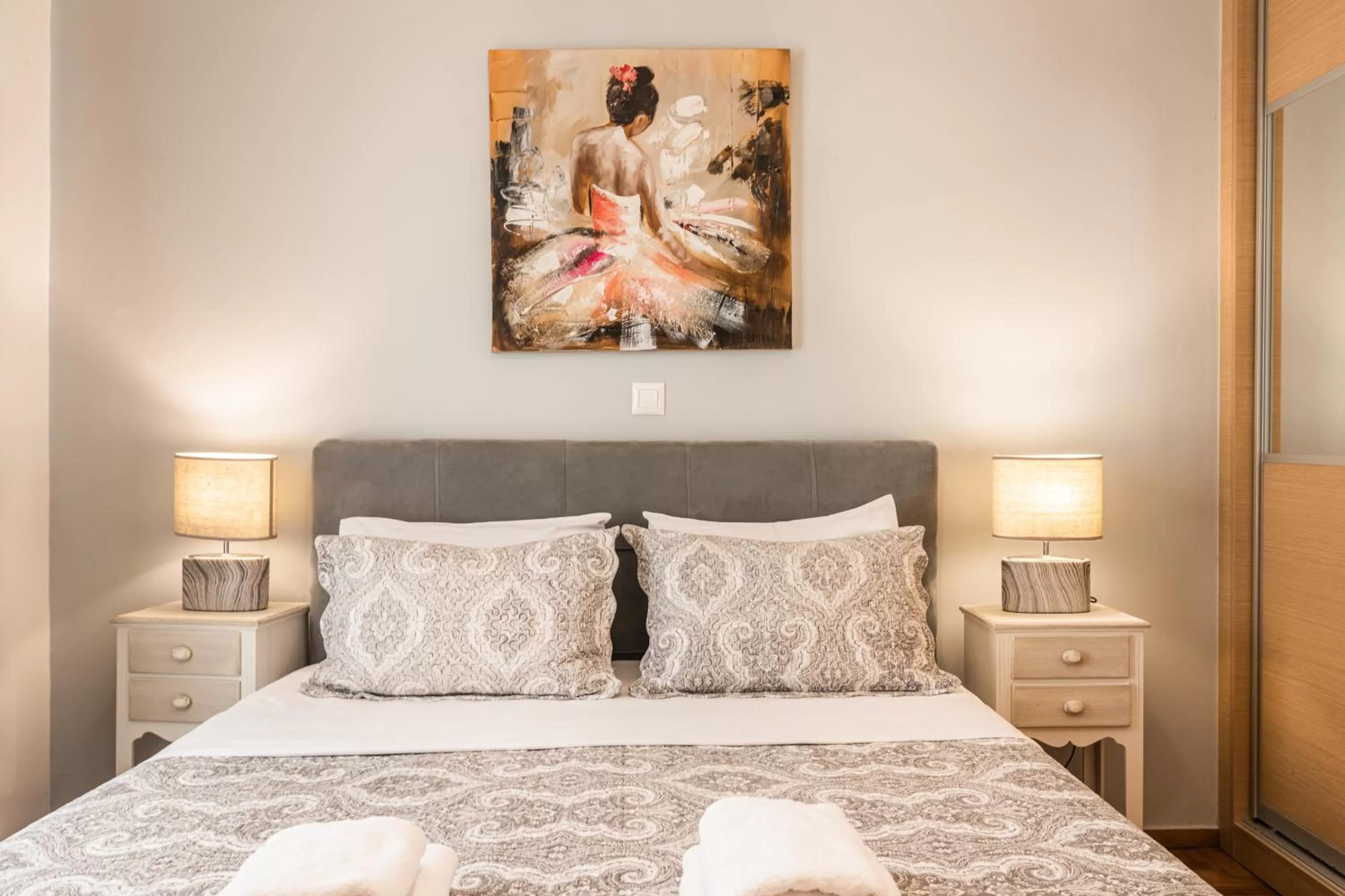 Bed in Nicholas Point Apartments and Rooms