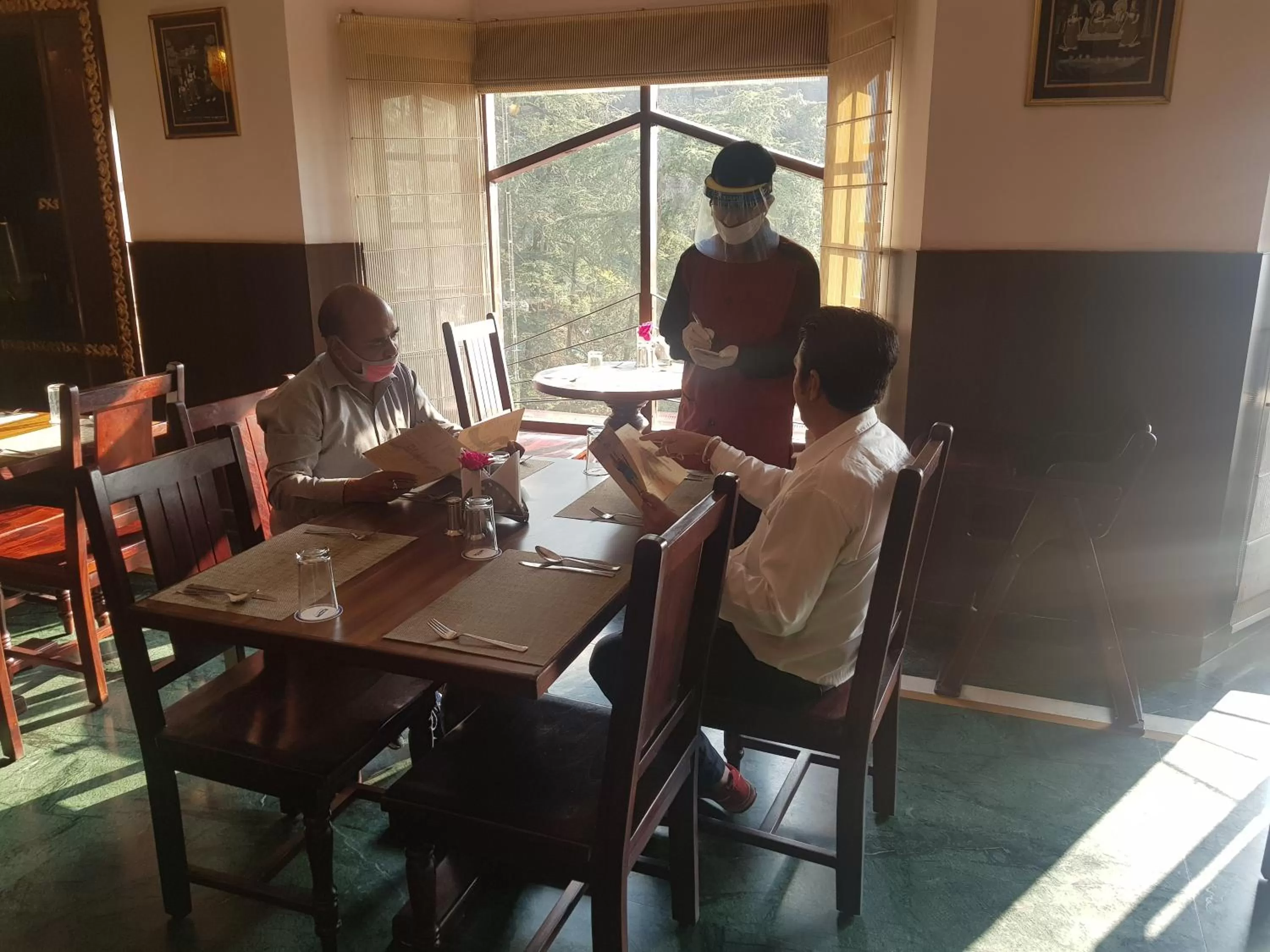 Restaurant/places to eat in Hotel Silverine