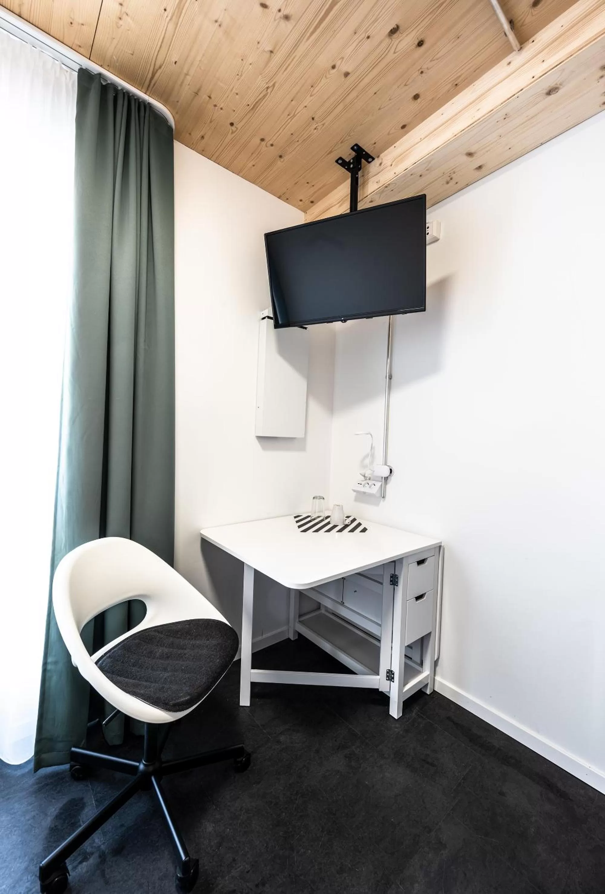 TV/Entertainment Center in Boardinghouse-Landau