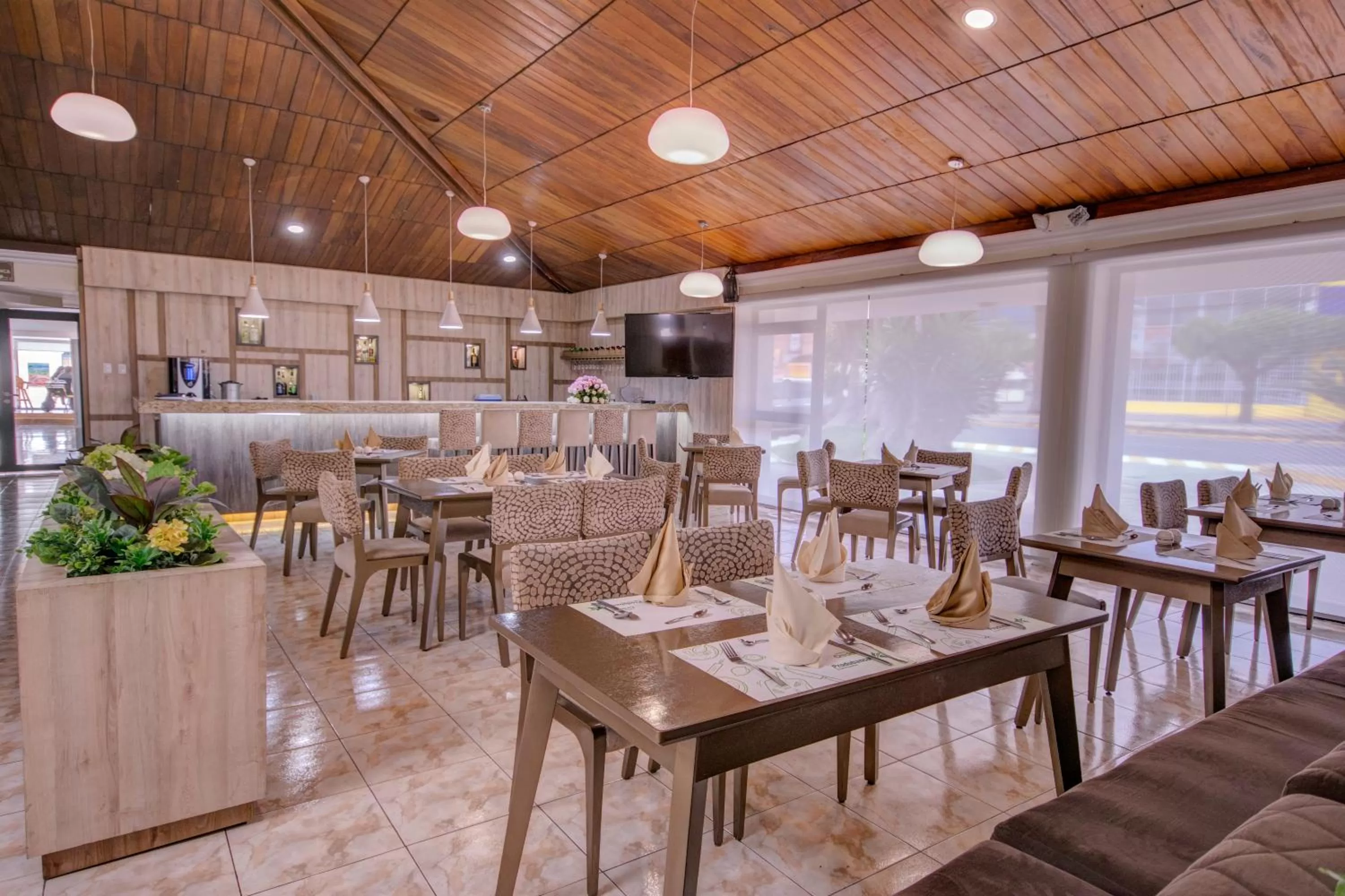 Restaurant/places to eat in Hotel Ajavi