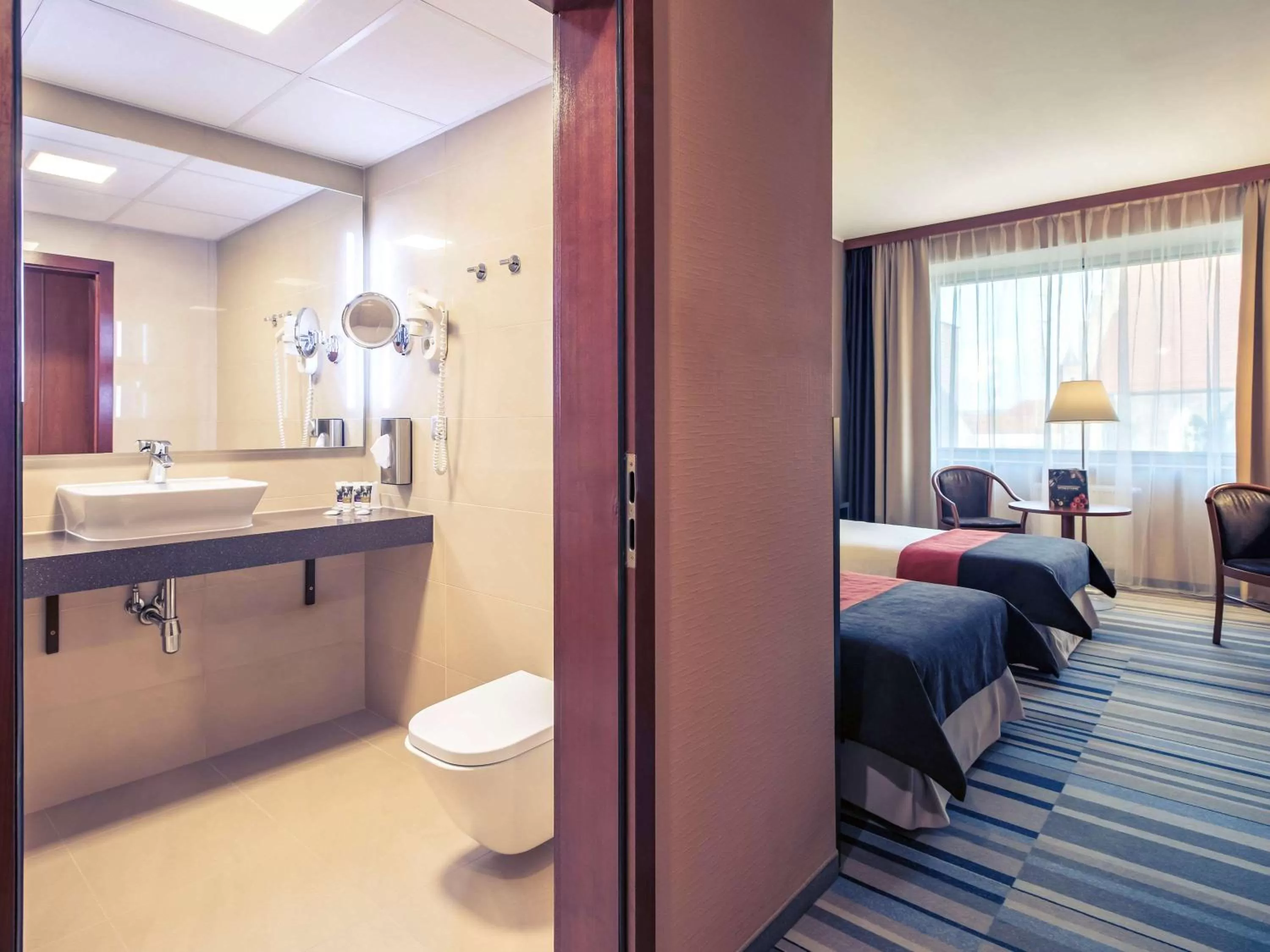 Classic Twin Room with City or Cathedral View in Mercure Wrocław Centrum