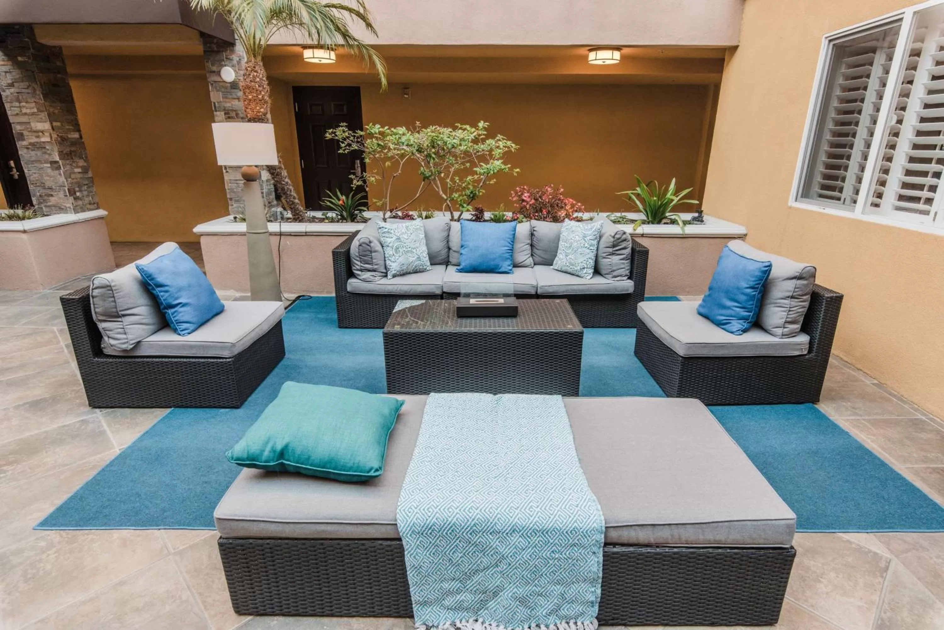 Property building in Best Western Plus Manhattan Beach Hotel