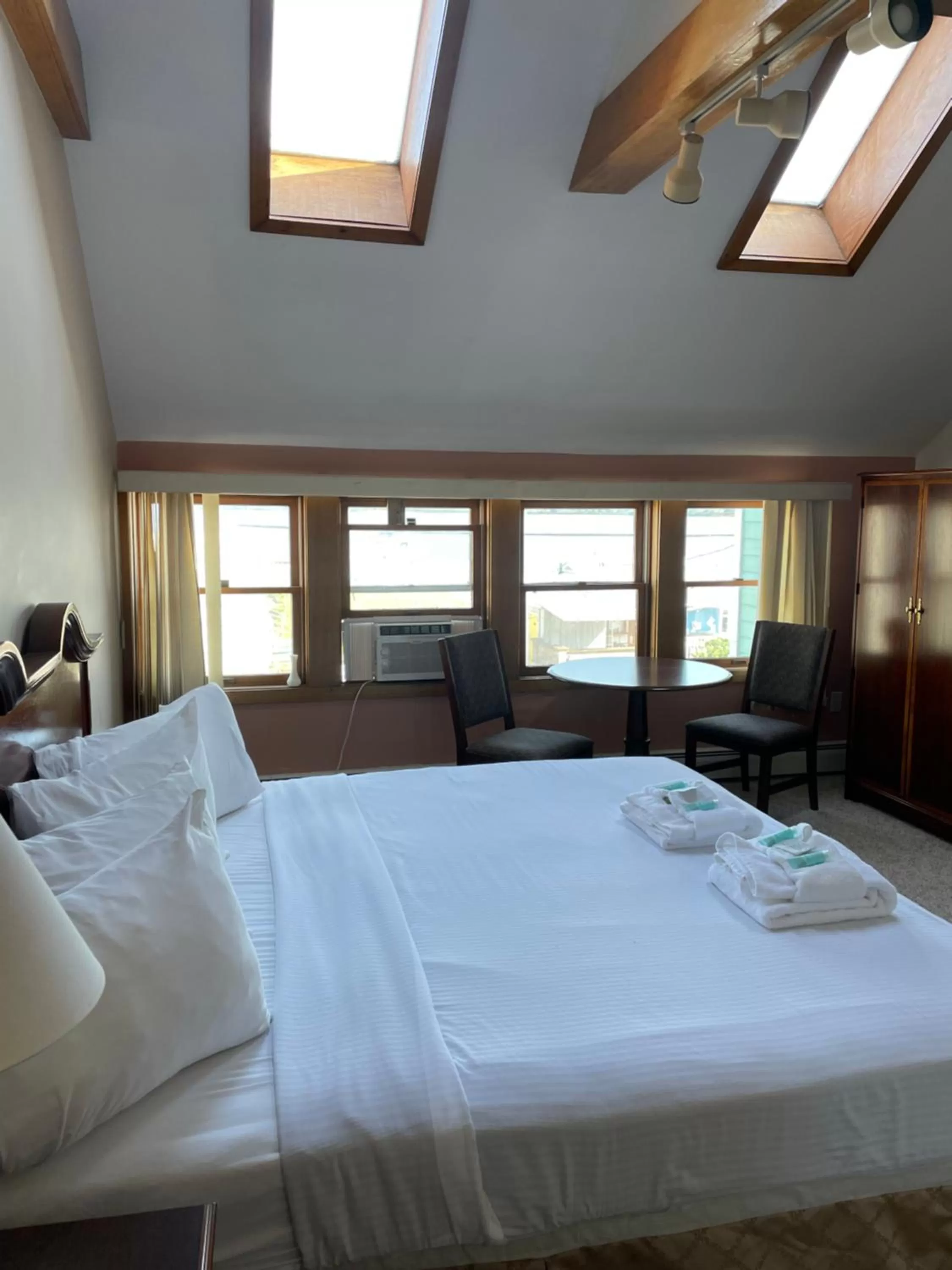 Bed in Hotel Wolfe Island