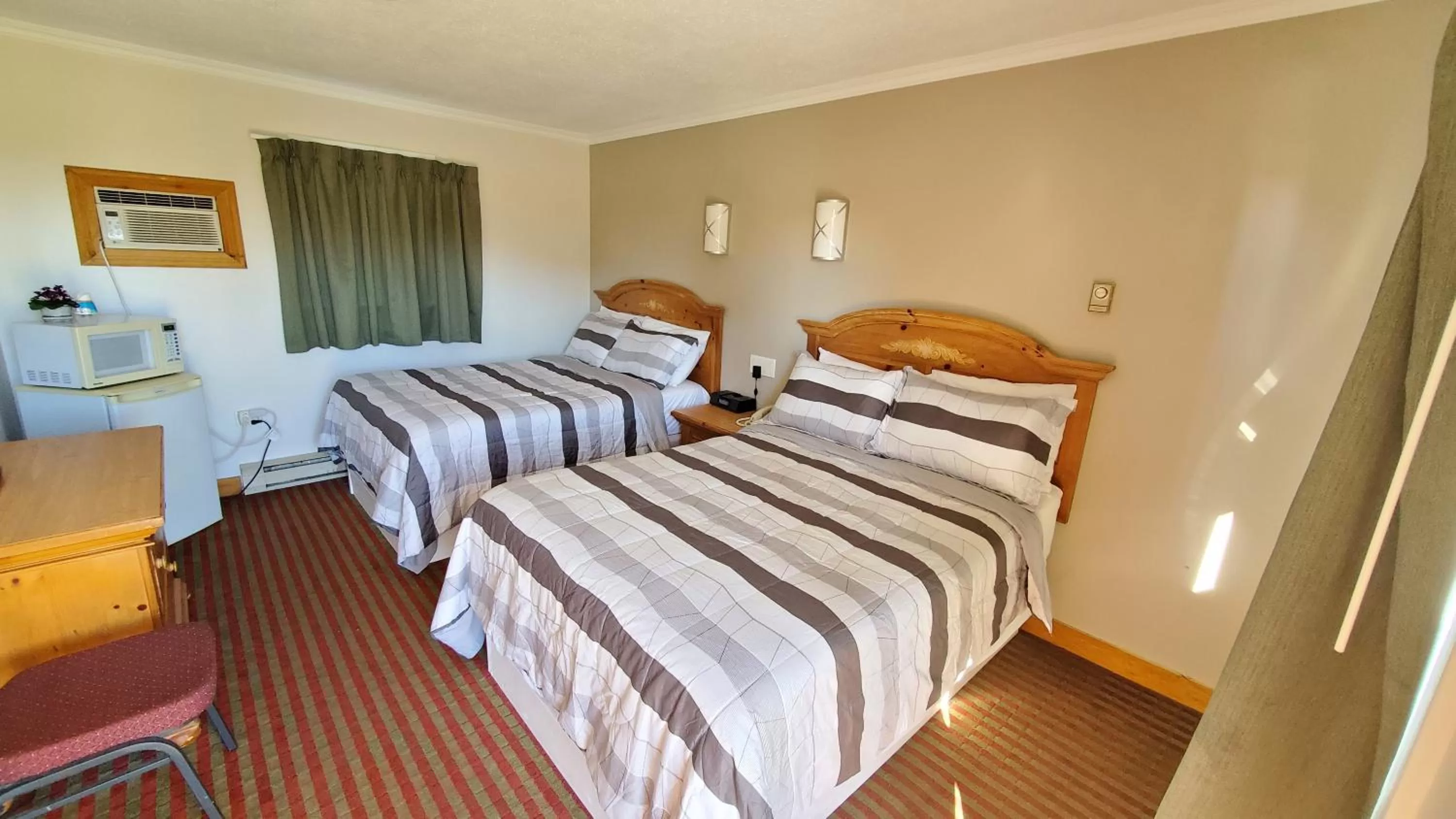 Bed in Knights Inn Colonial Fireside Inn