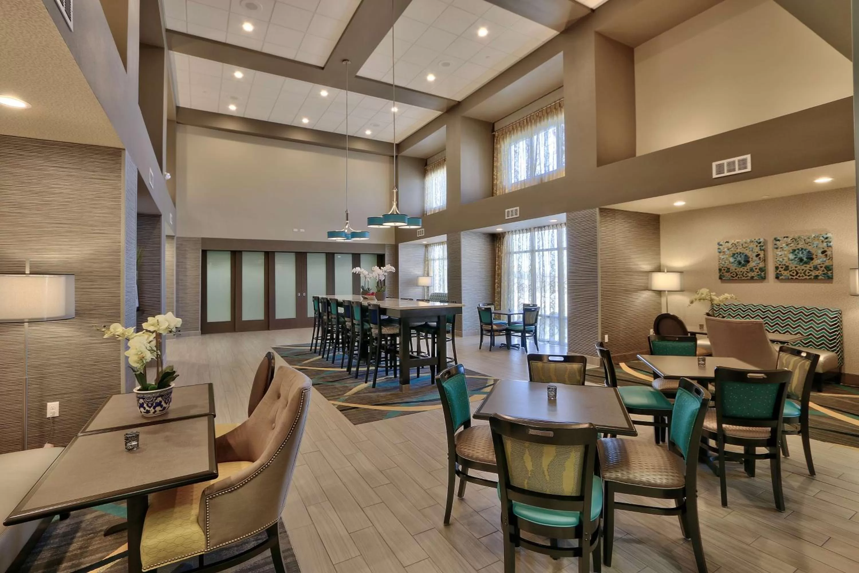 Dining area in Hampton Inn & Suites Albuquerque Airport