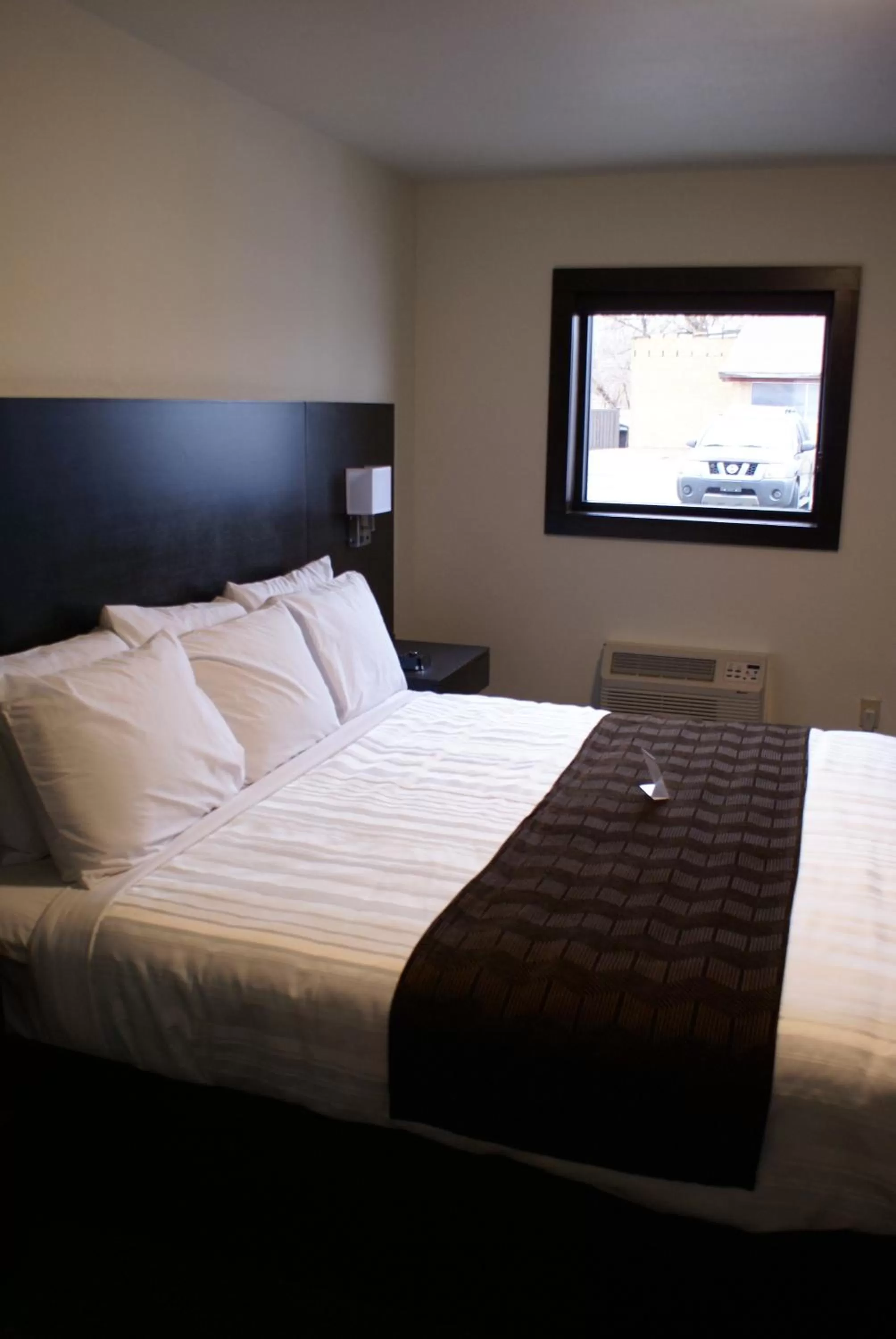 Bed in Boarders Inn & Suites by Cobblestone Hotels - Syracuse