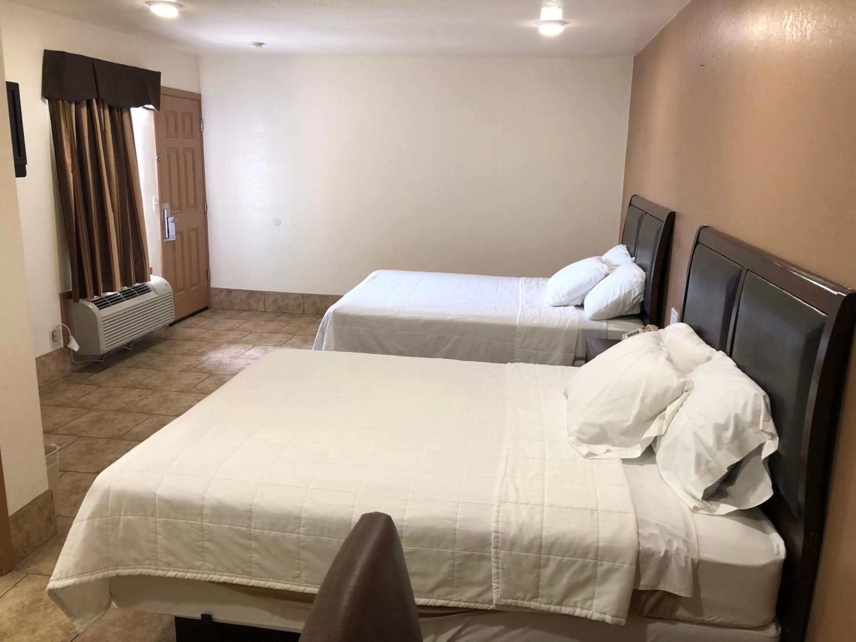 Photo of the whole room, Bed in Toppers Motel