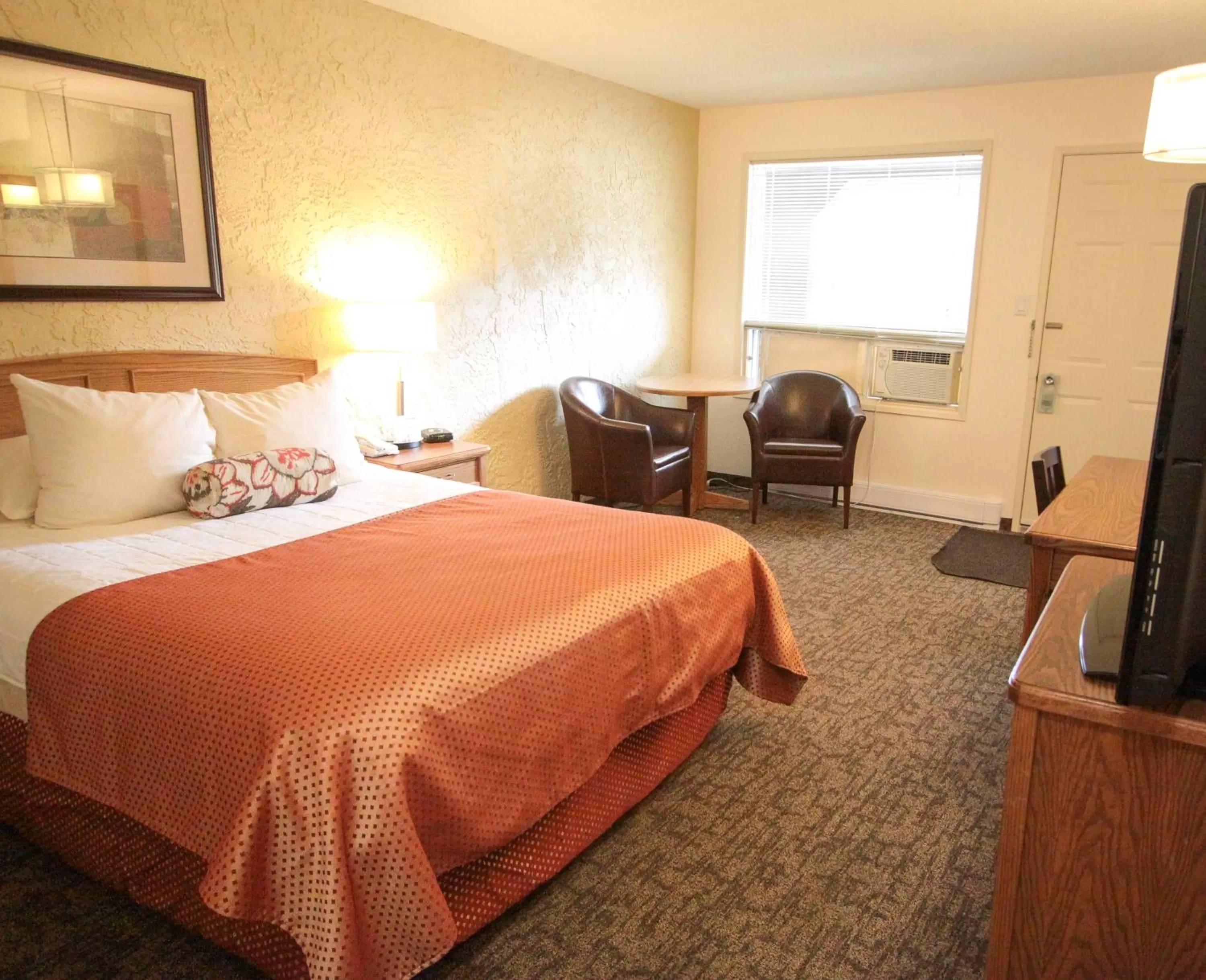 Photo of the whole room, Bed in Crystal Springs Lodge