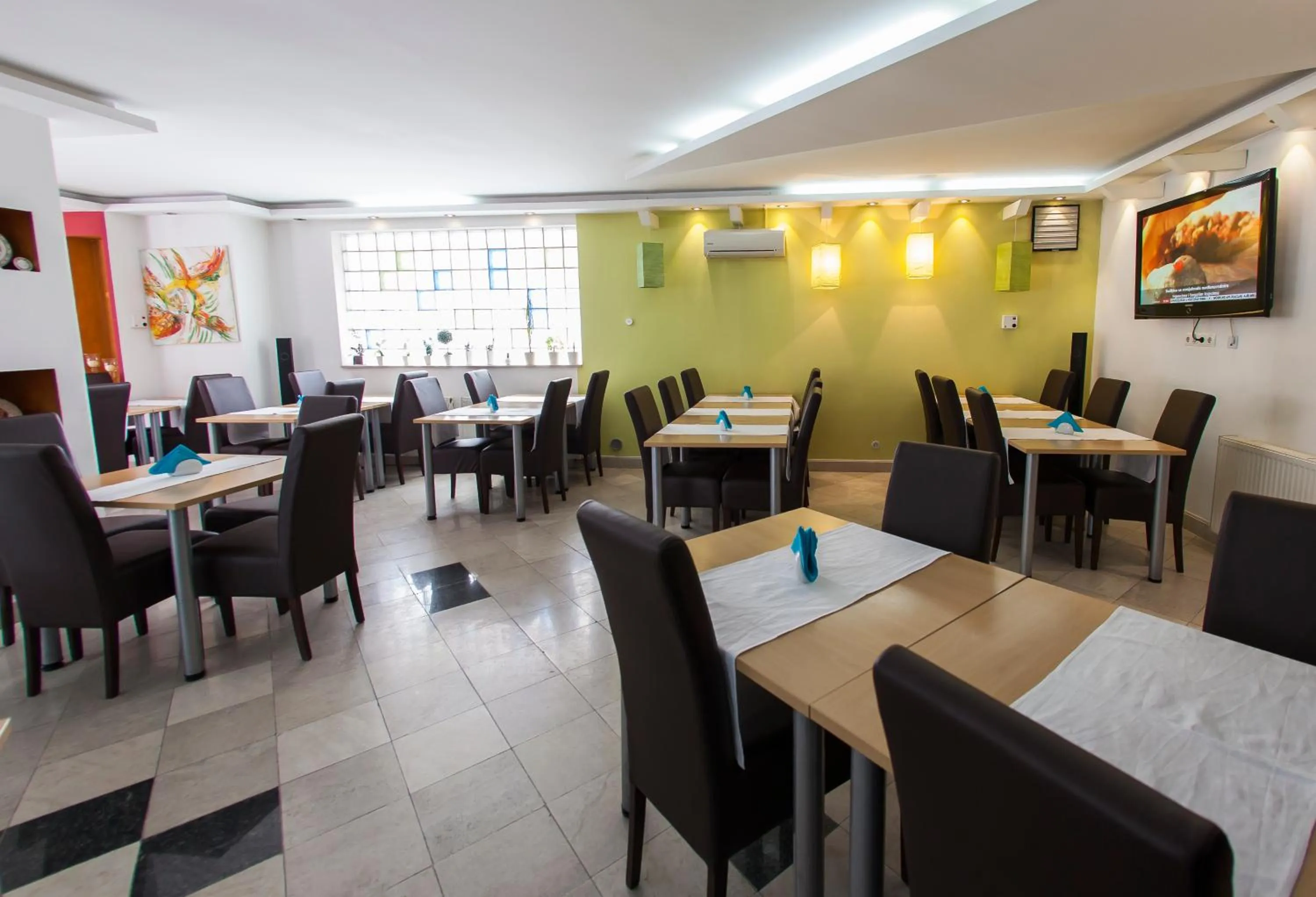 Restaurant/places to eat in Hotel Hayat