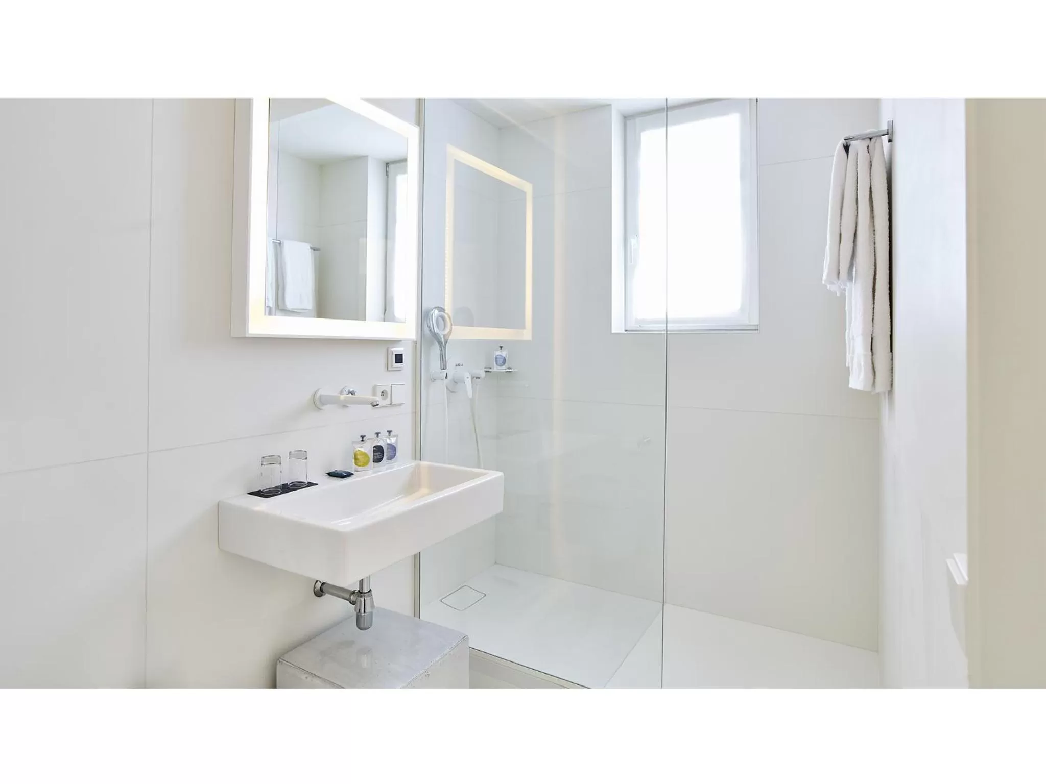 Shower in 9Hotel Sablon