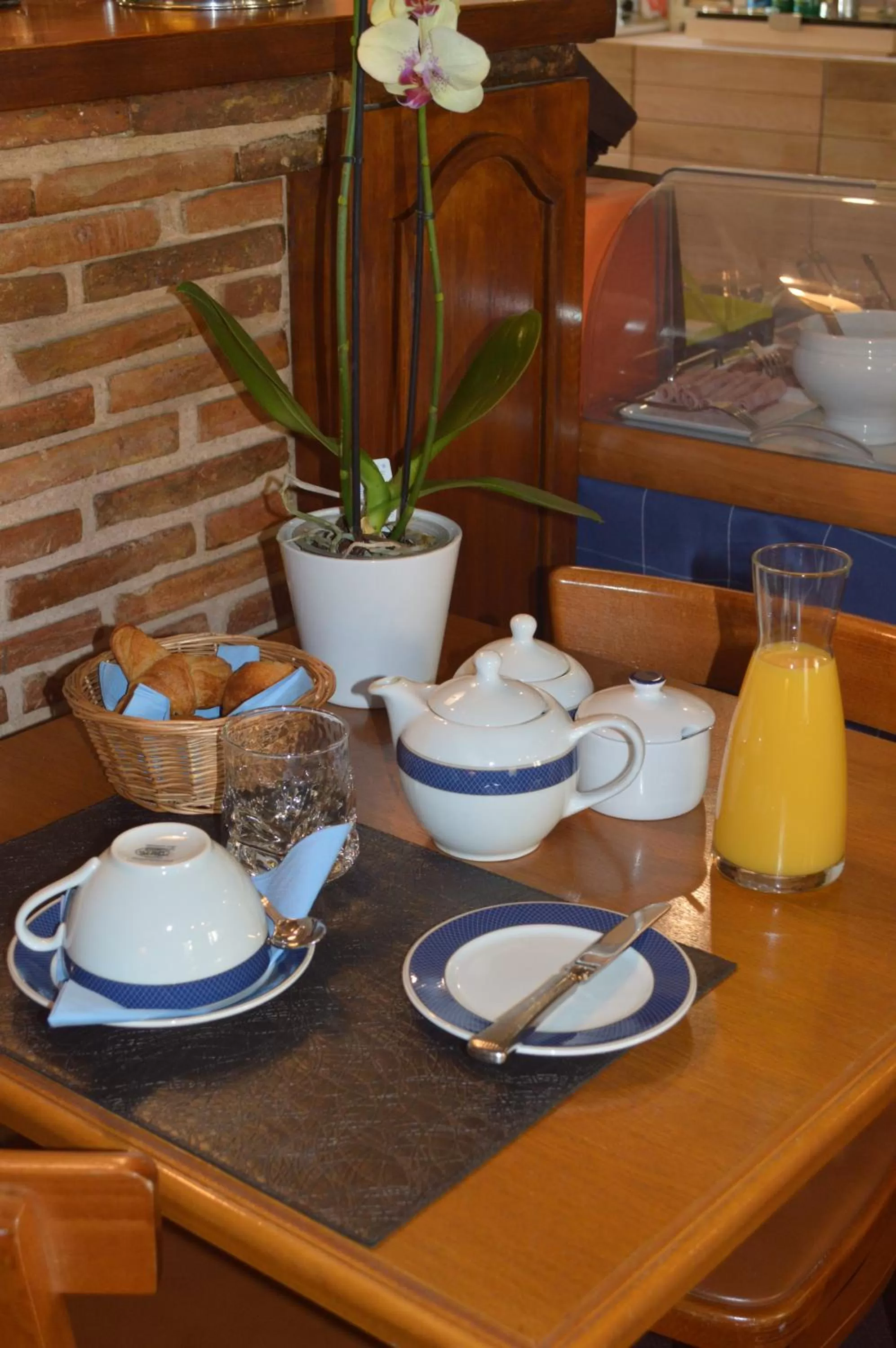 Breakfast in Logis Hôtel & Restaurant - Le Bretagne