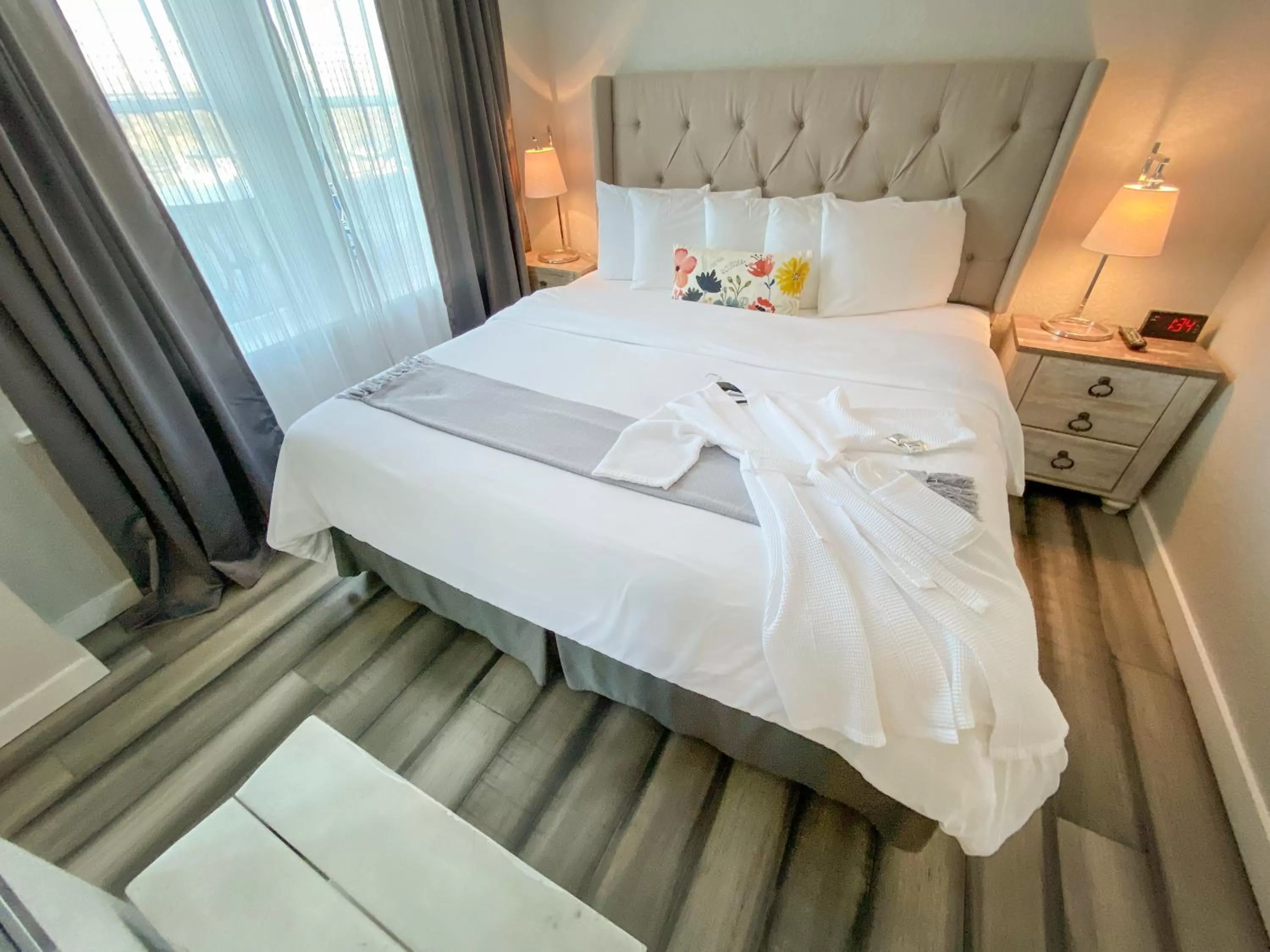 Bedroom, Bed in Artisan Downtown