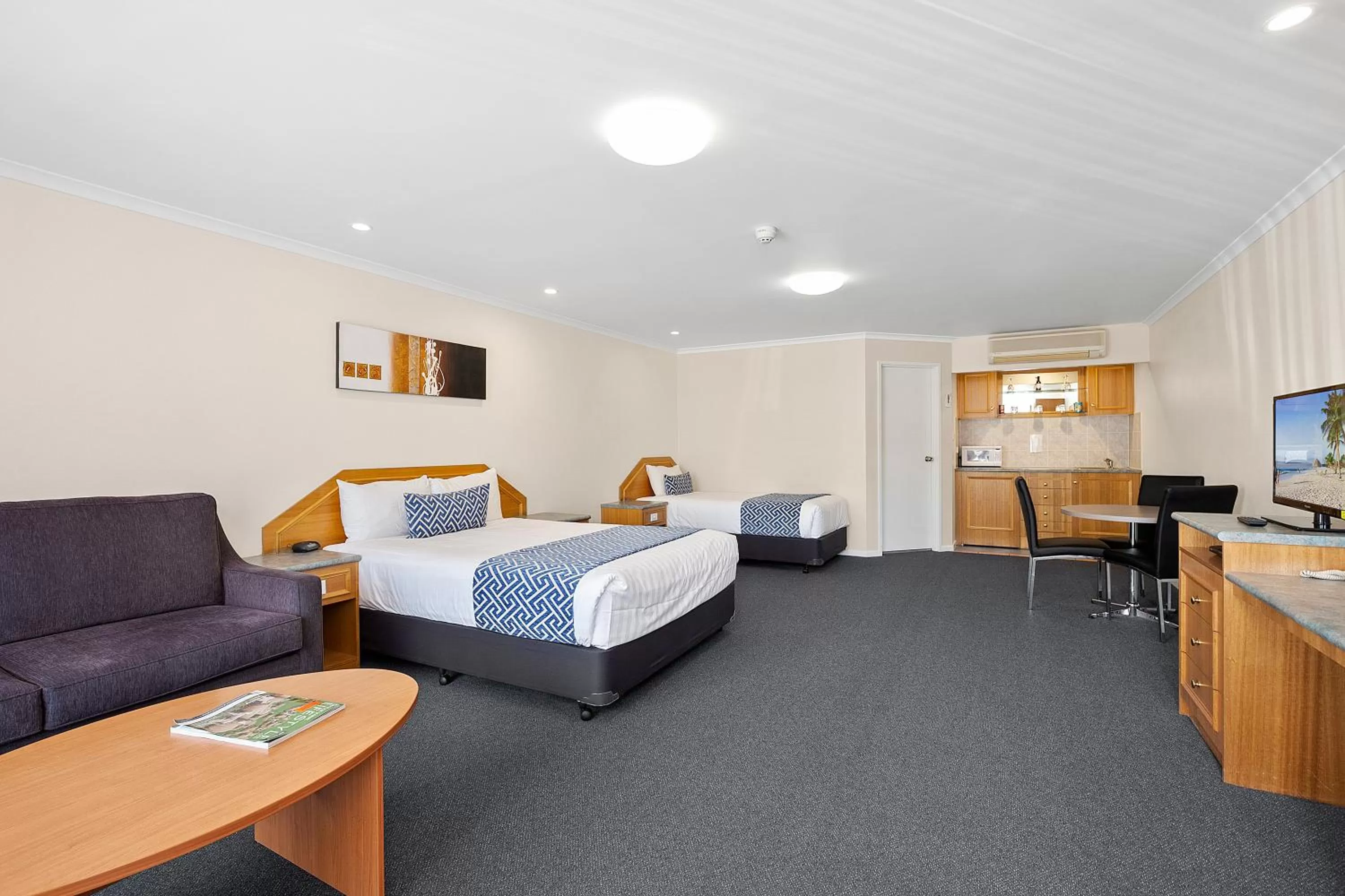 Photo of the whole room, Bed in Thunderbird Motel Yass