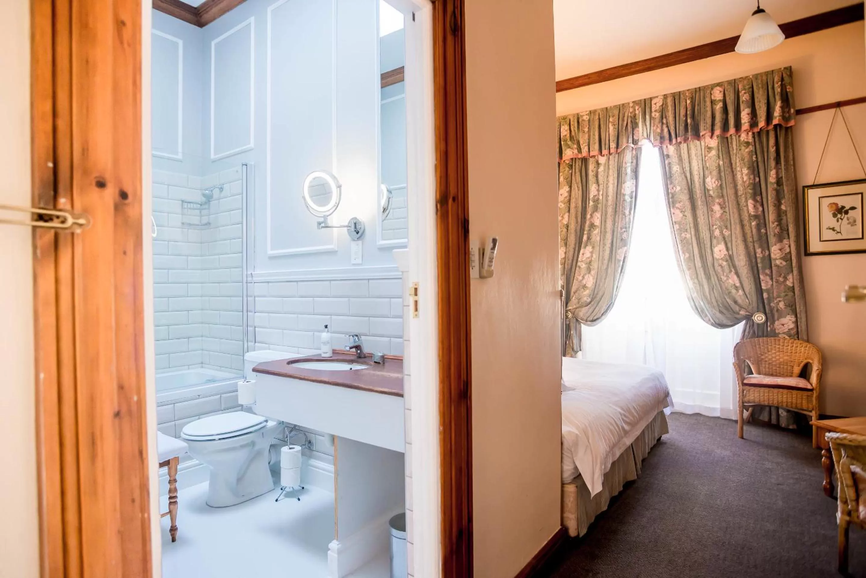 Bathroom, Bed in Eendracht Hotel