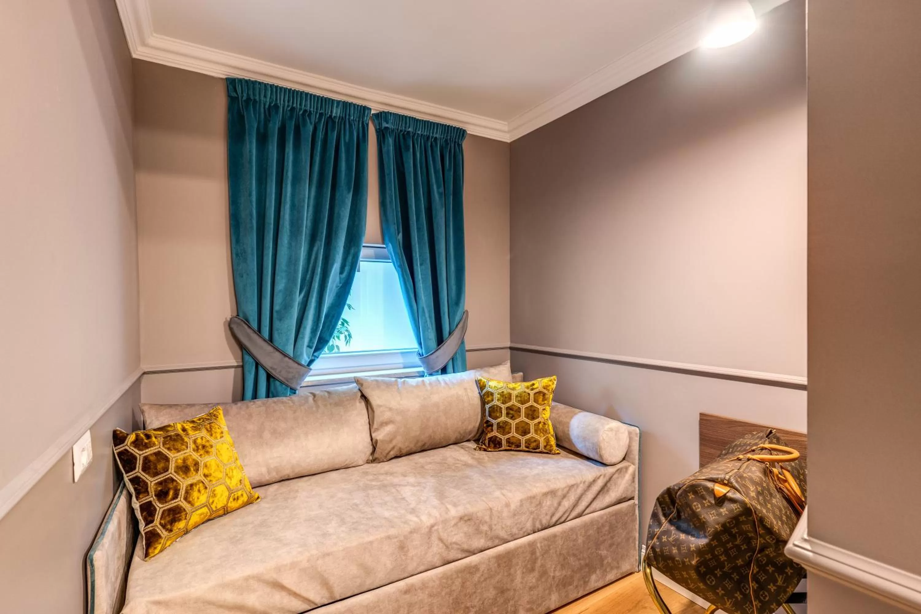 Bed in Tree Charme Parliament Boutique Hotel