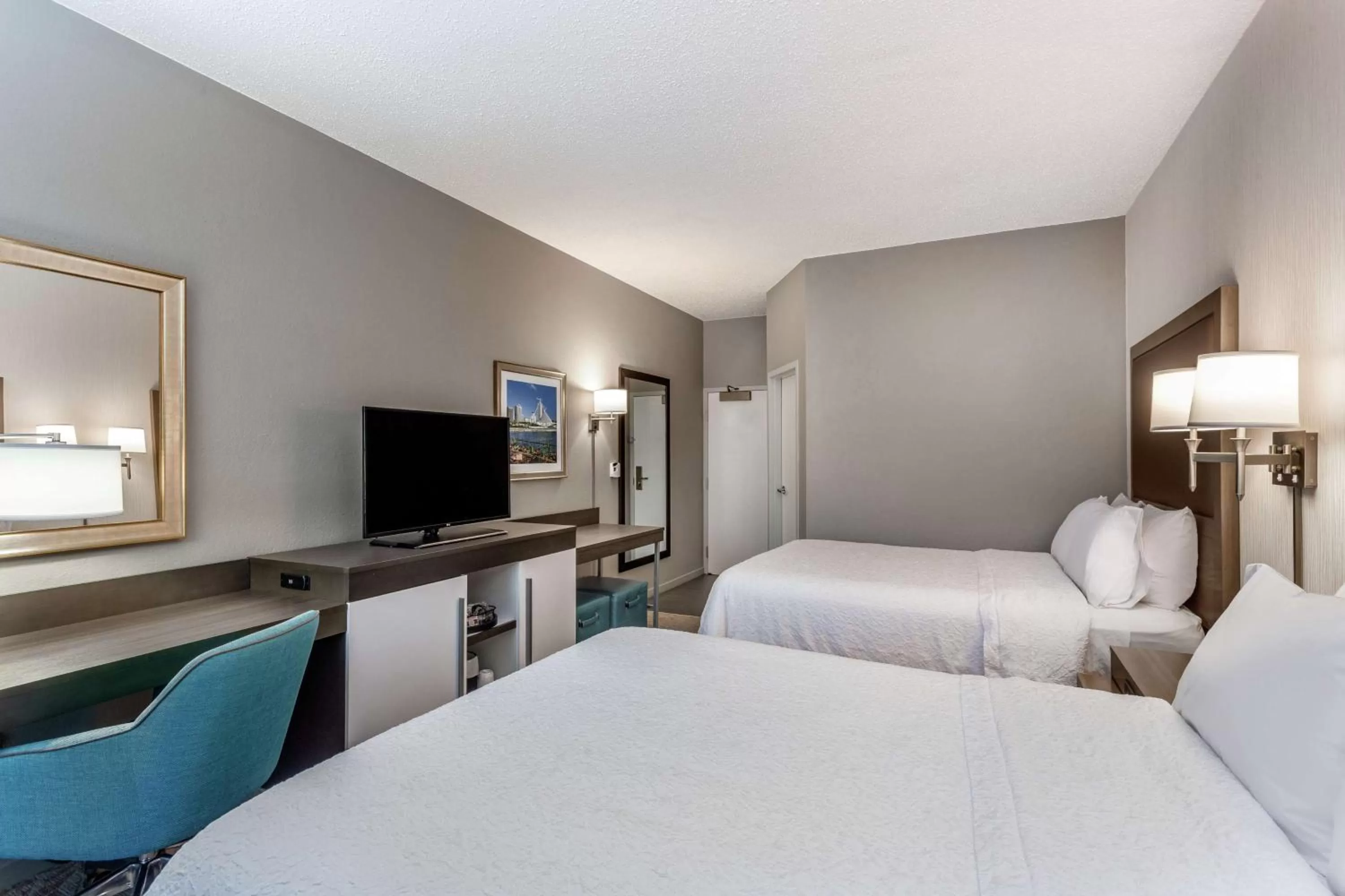 Bedroom, Bed in Hampton Inn Milwaukee Airport