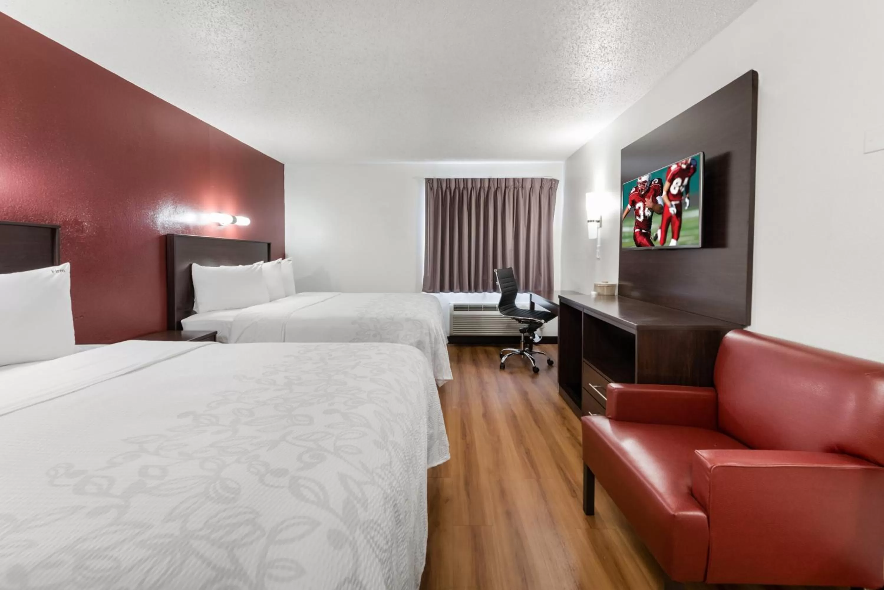 Photo of the whole room, Bed in Red Roof Inn PLUS+ Columbus - Worthington