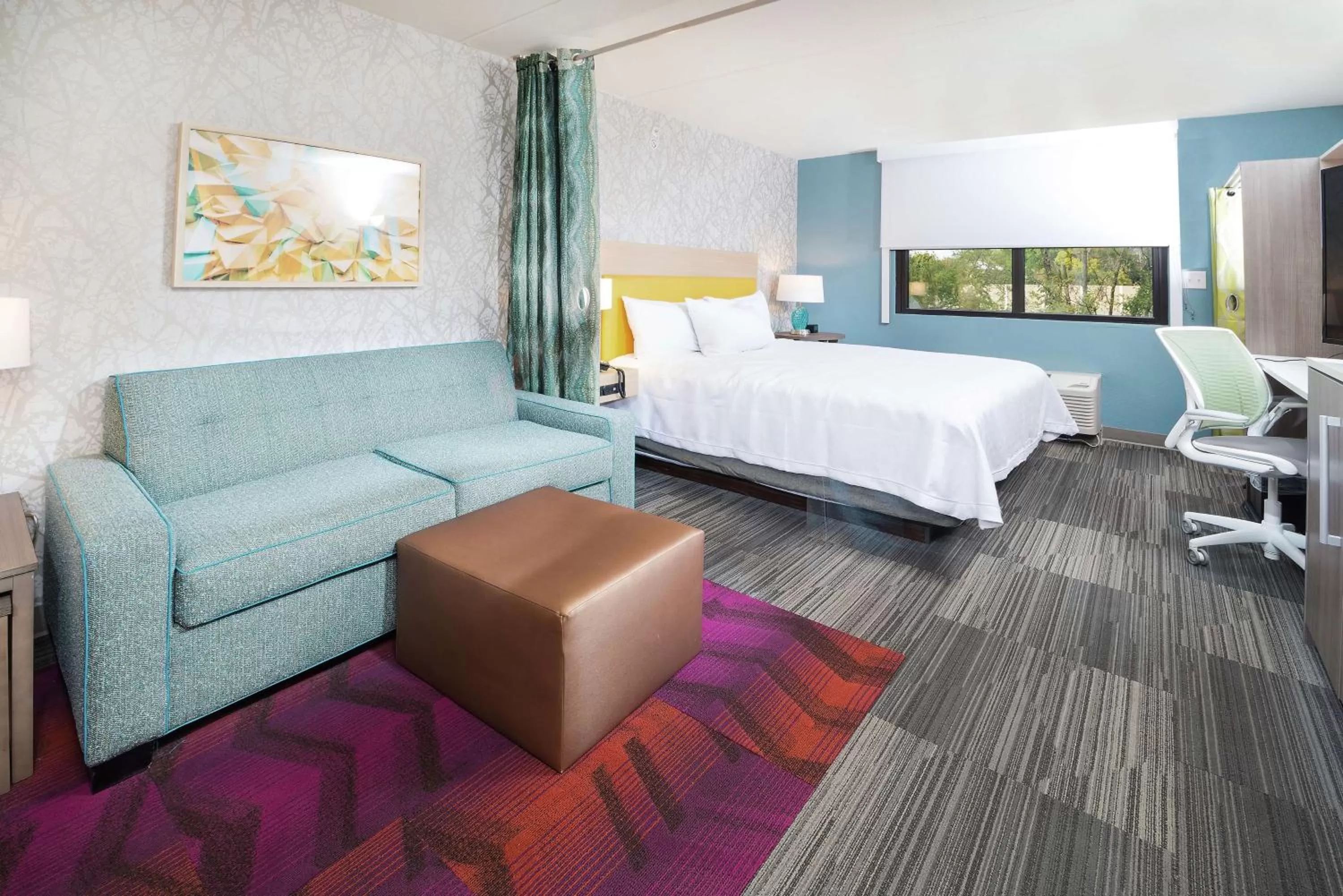 Living room, Bed in Home2 Suites By Hilton King Of Prussia Valley Forge