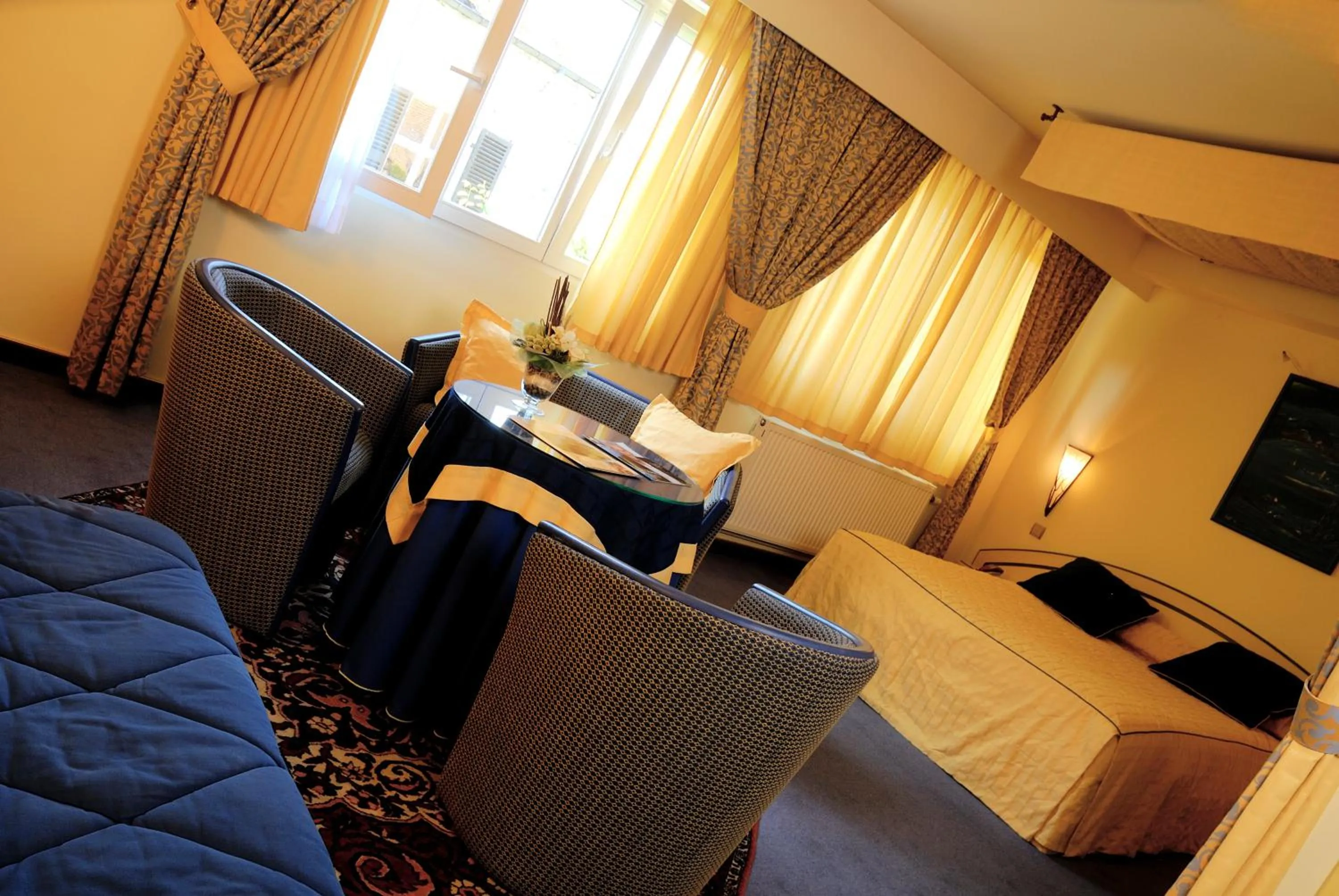 Photo of the whole room, Bed in Les Reflets Jaunes