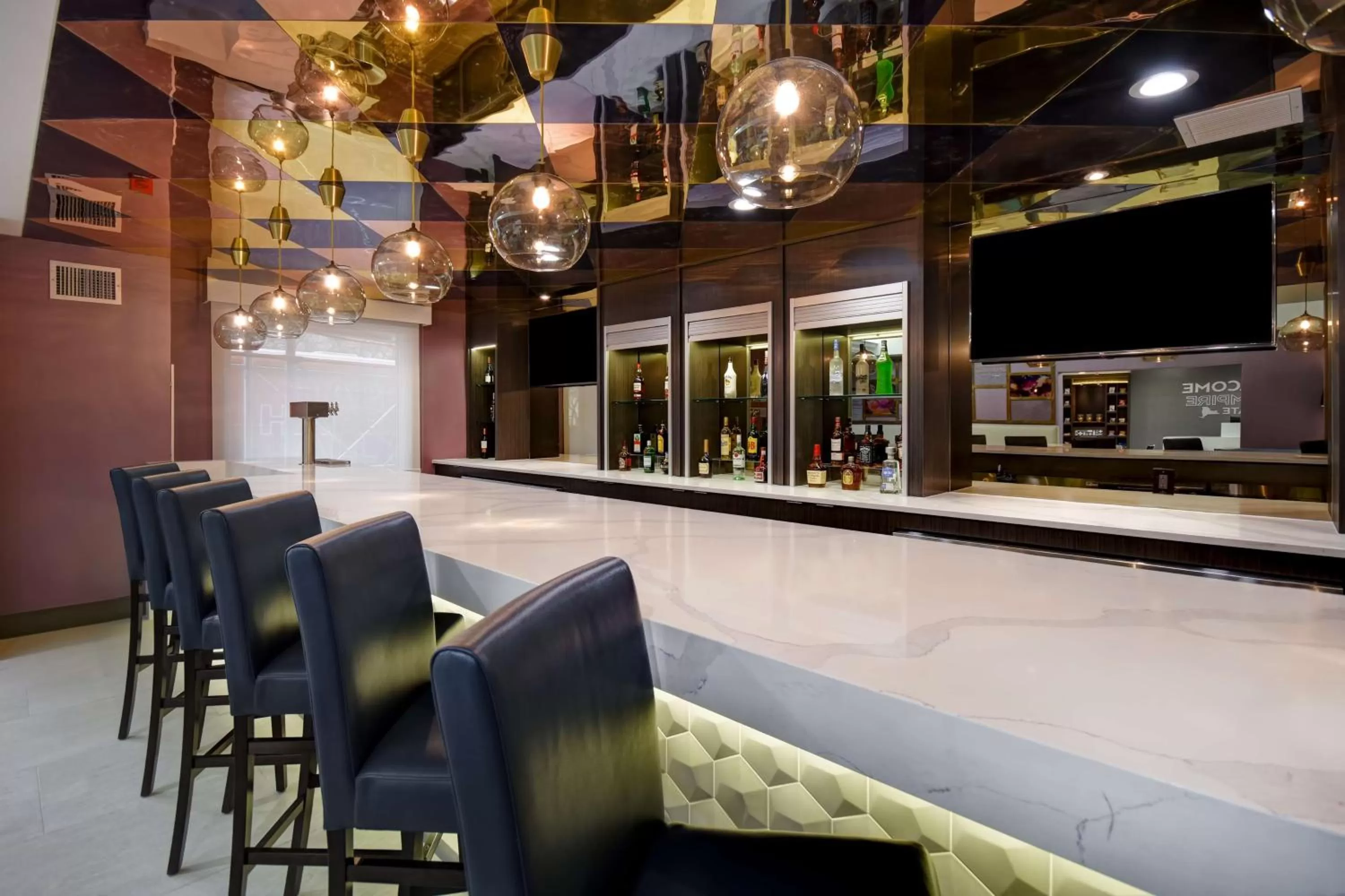 Lounge or bar in Hampton Inn NY-JFK