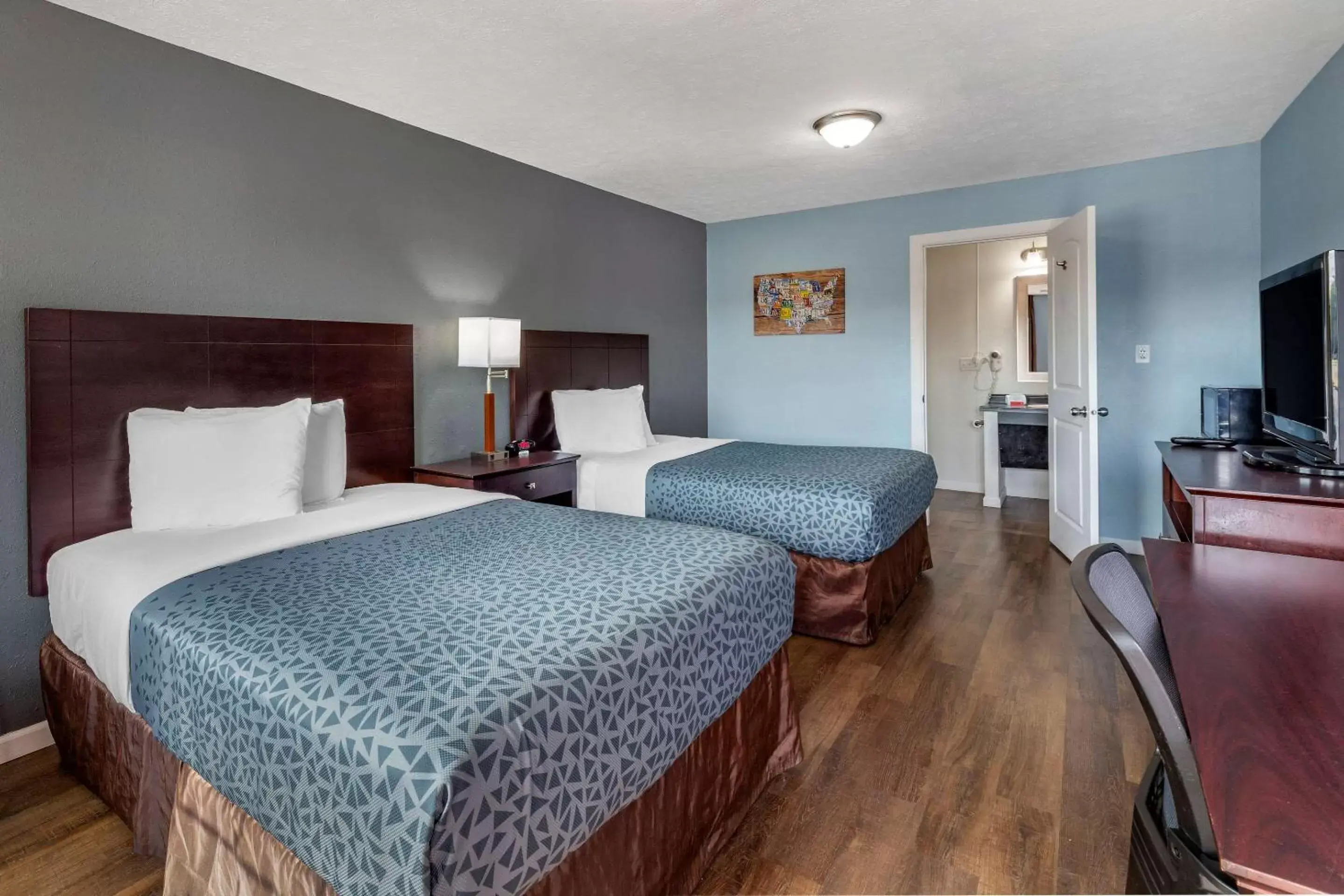 Deluxe Double Room with Two Double Beds - Non-Smoking in Econo Lodge Inn & Suites Sandusky South Deluxe Double Room with Two Double Beds - Non-Smoking in Econo Lodge Inn & Suites Sandusky South