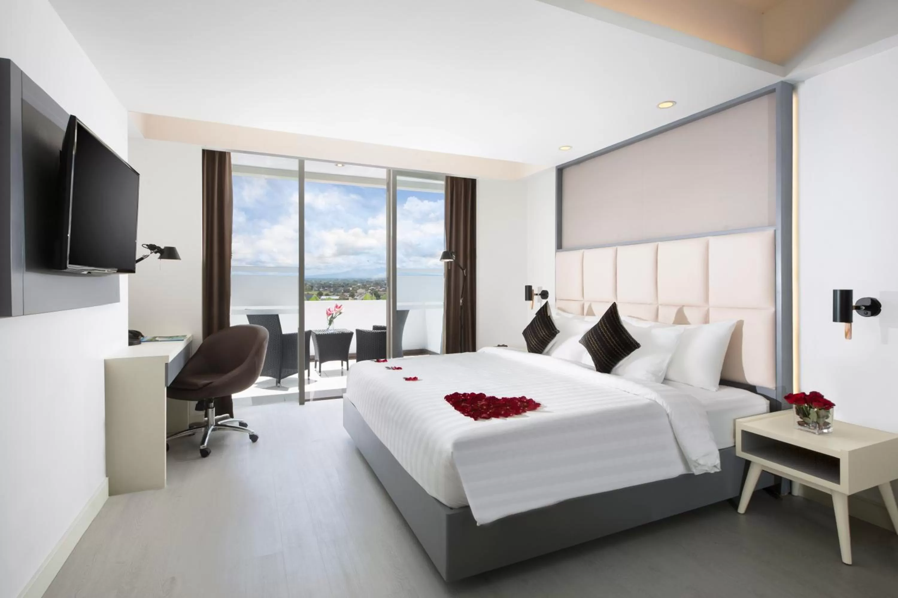 Communal lounge/ TV room, Bed in INNSiDE by Meliá Yogyakarta