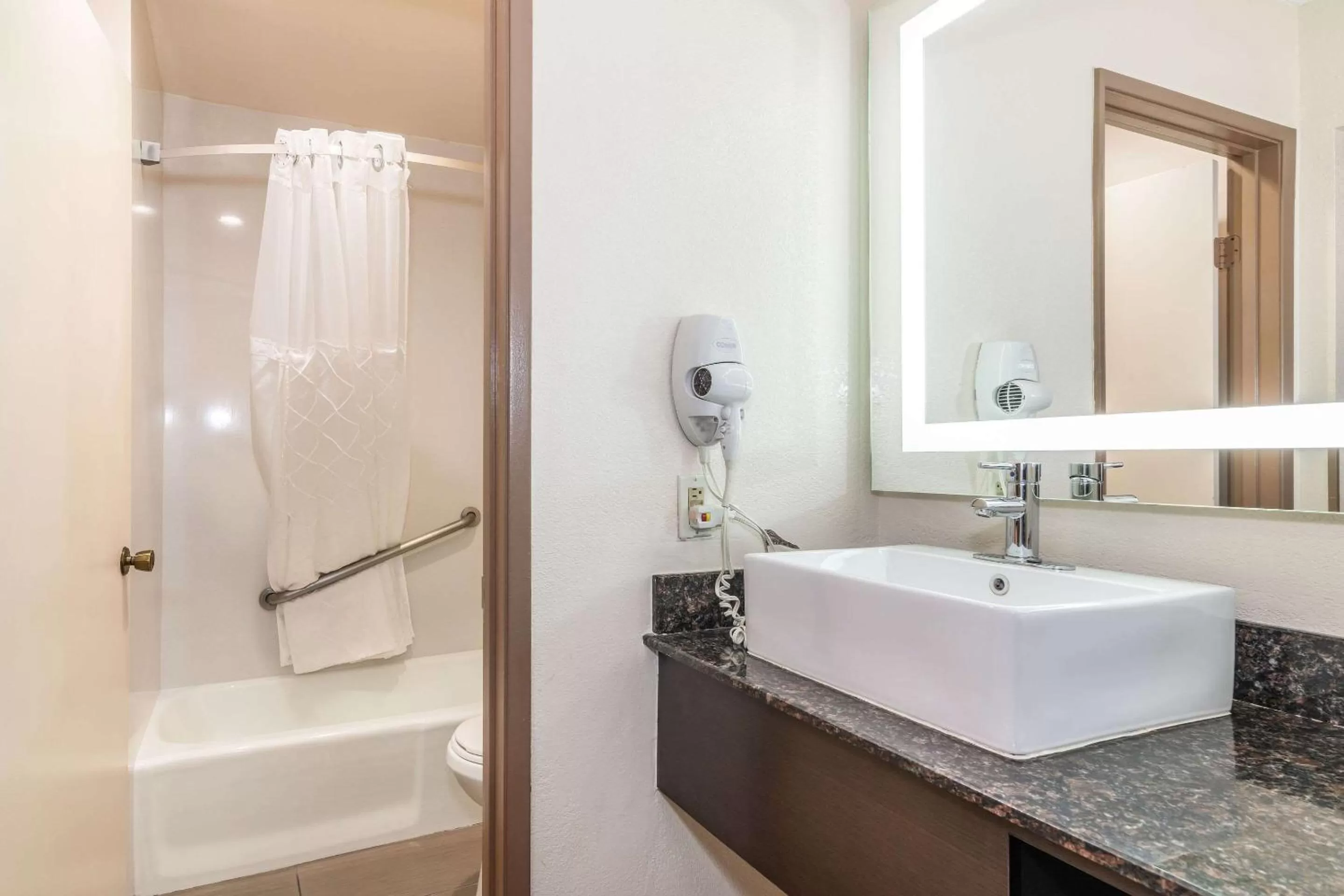 Bedroom in Rodeway Inn On Historic Route 66