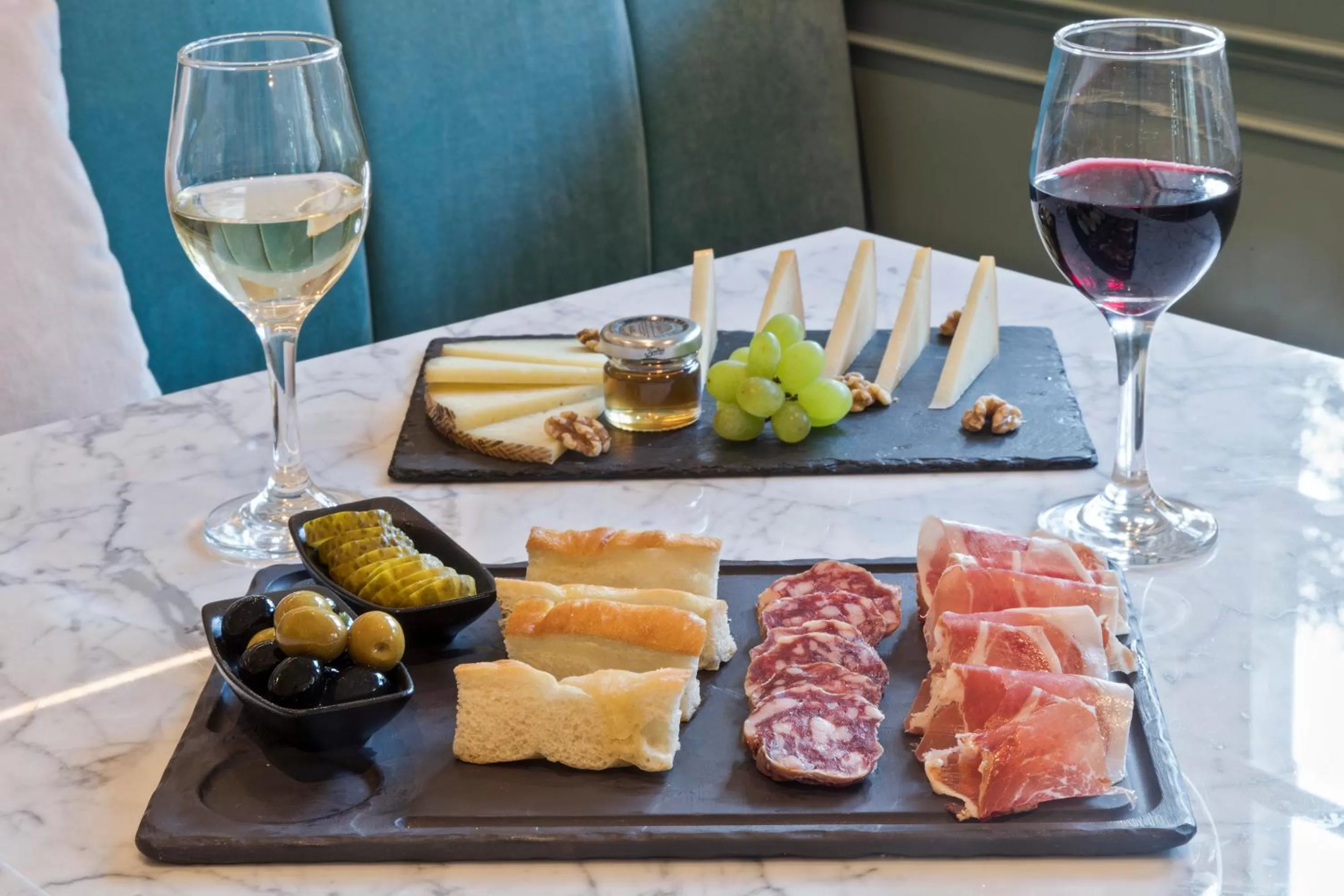 Food and drinks in Melia White House Hotel