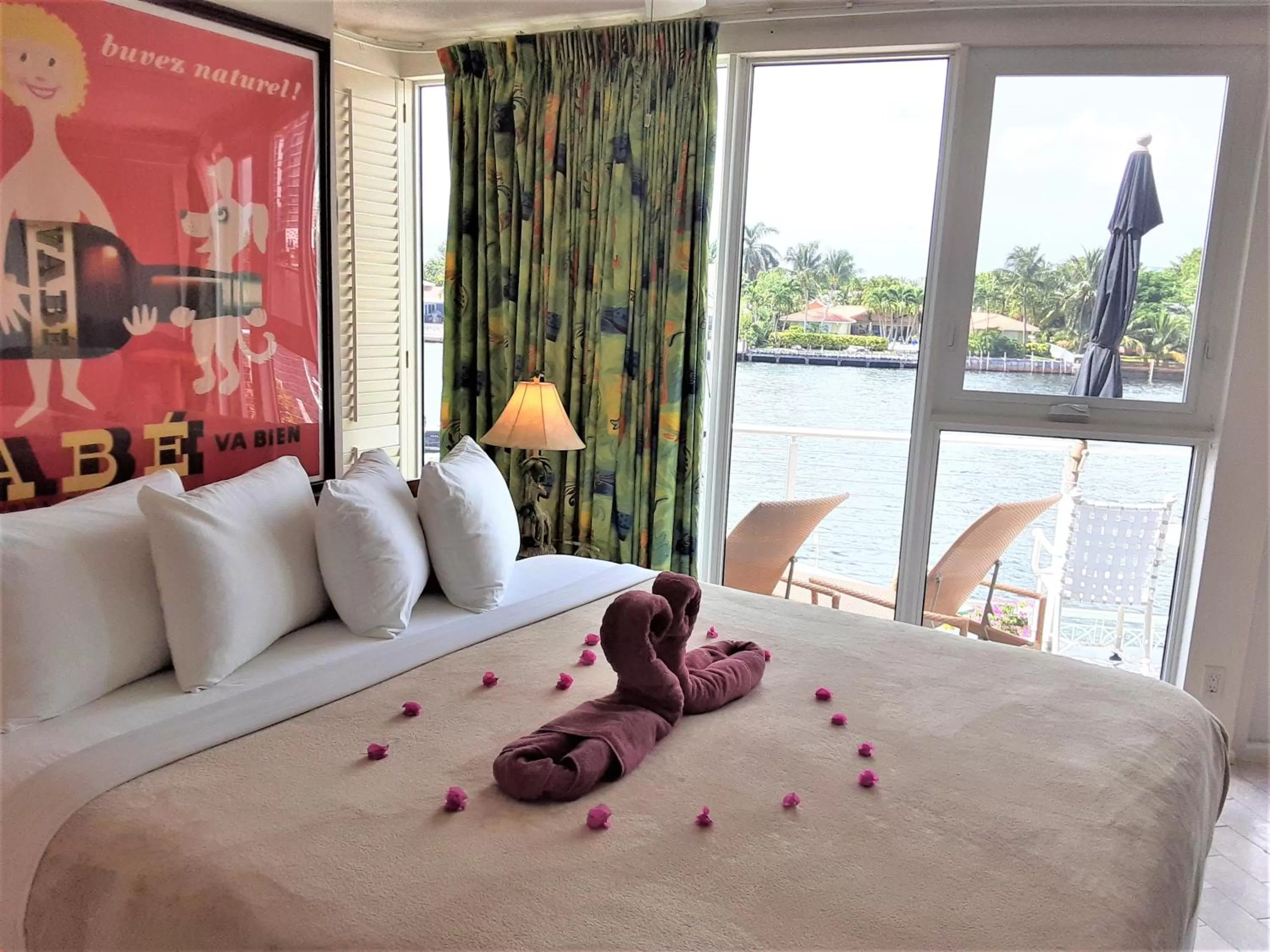 Bed in Manhattan Tower Apartment Hotel