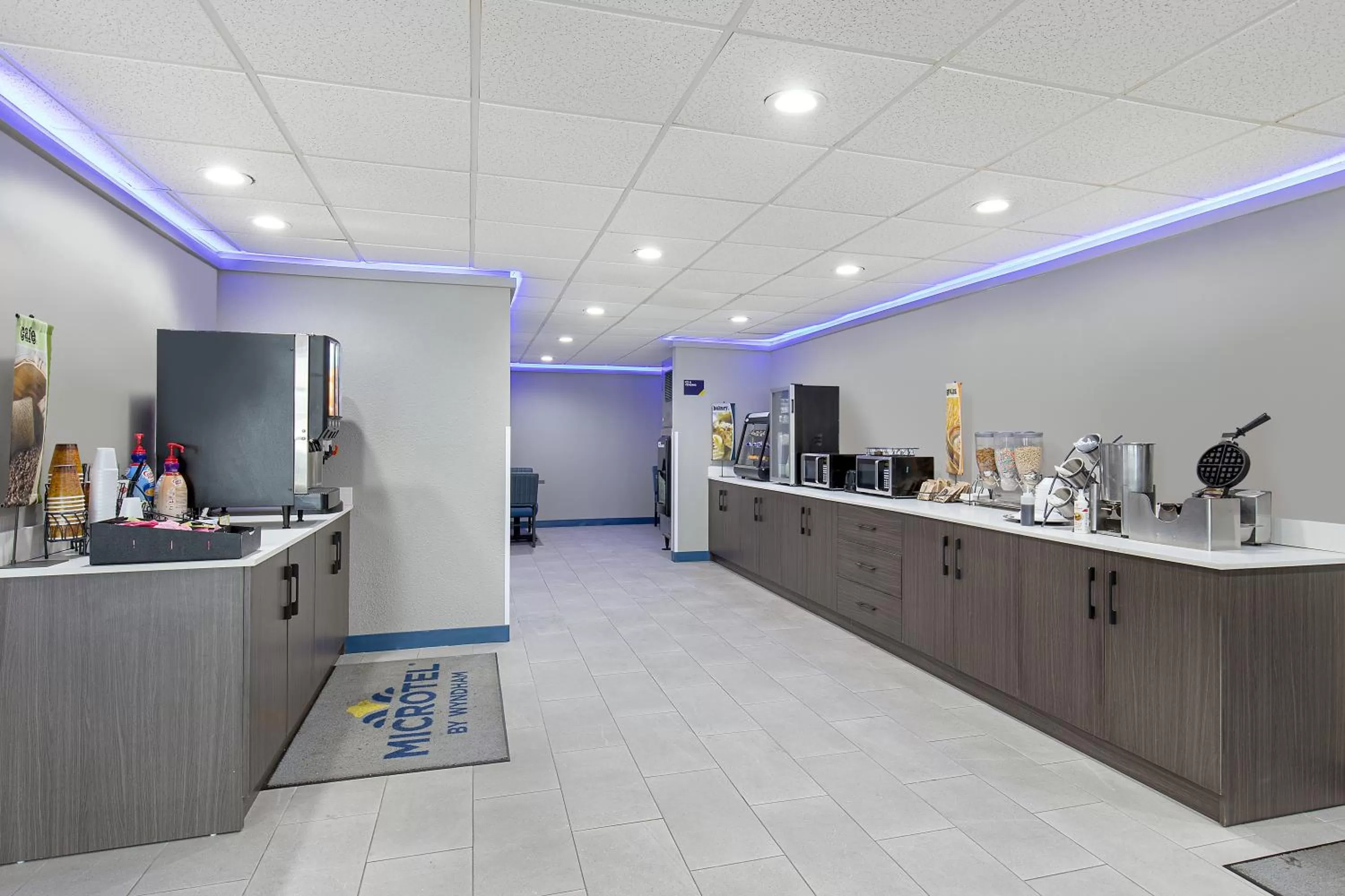 Kitchen/Kitchenette in Microtel Inn & Suites by Wyndham Manchester - Newly Renovated