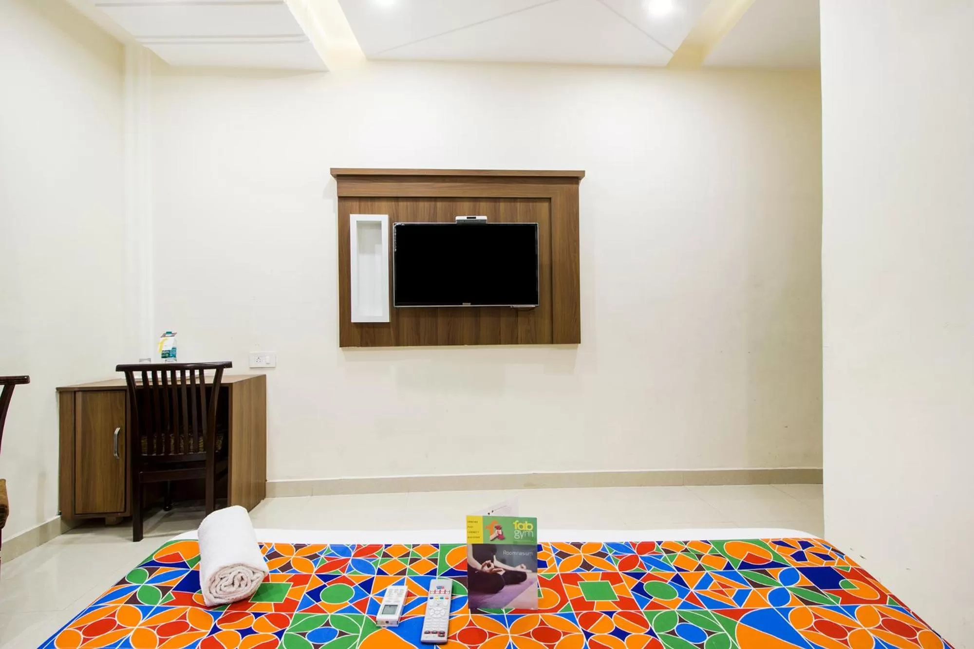 Bedroom, Bed in FabHotel Royal Villa Hussainpura Chowk