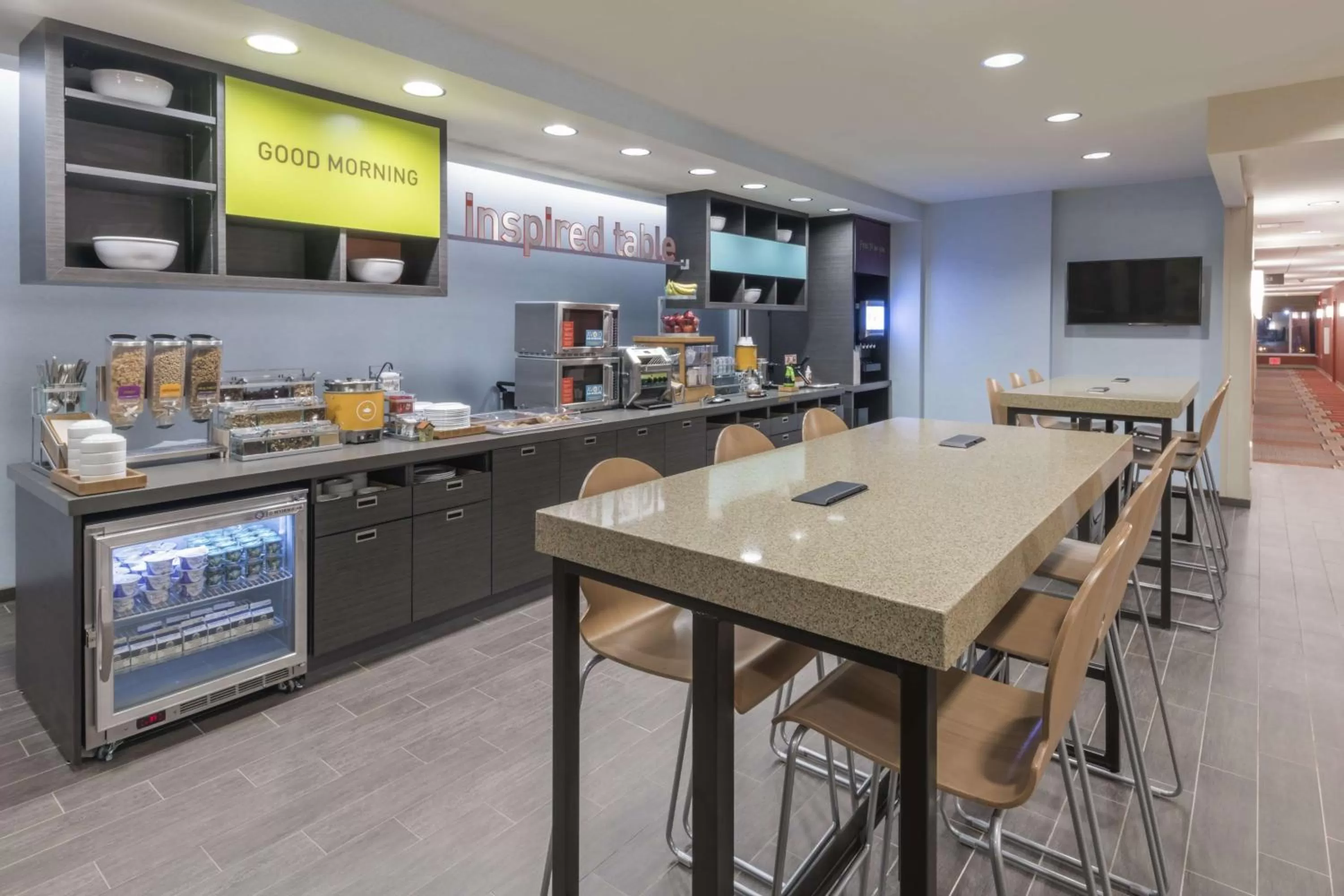 Dining area in Home2 Suites Kansas City Downtown