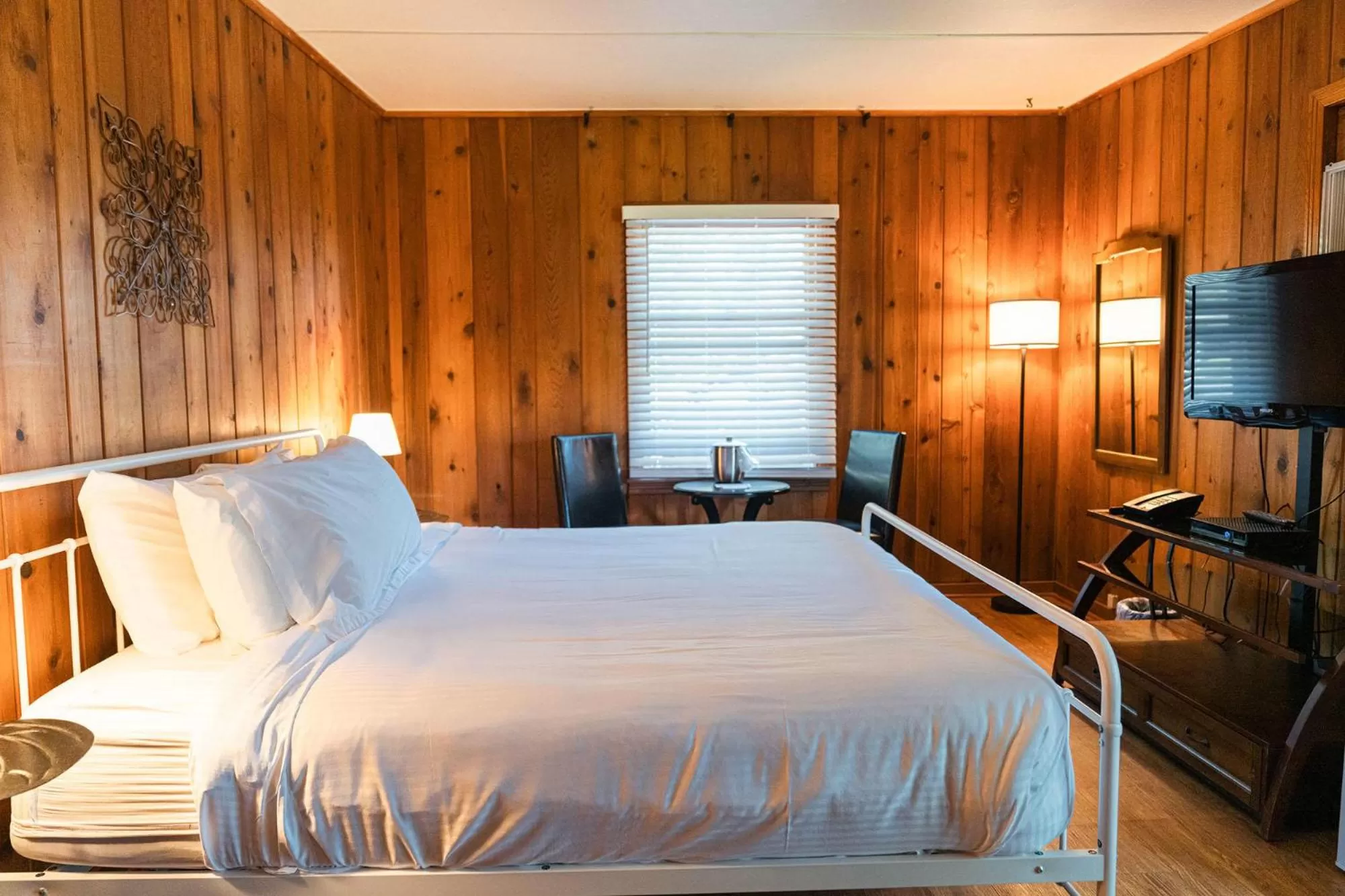 Bed in Whispering Winds Motel