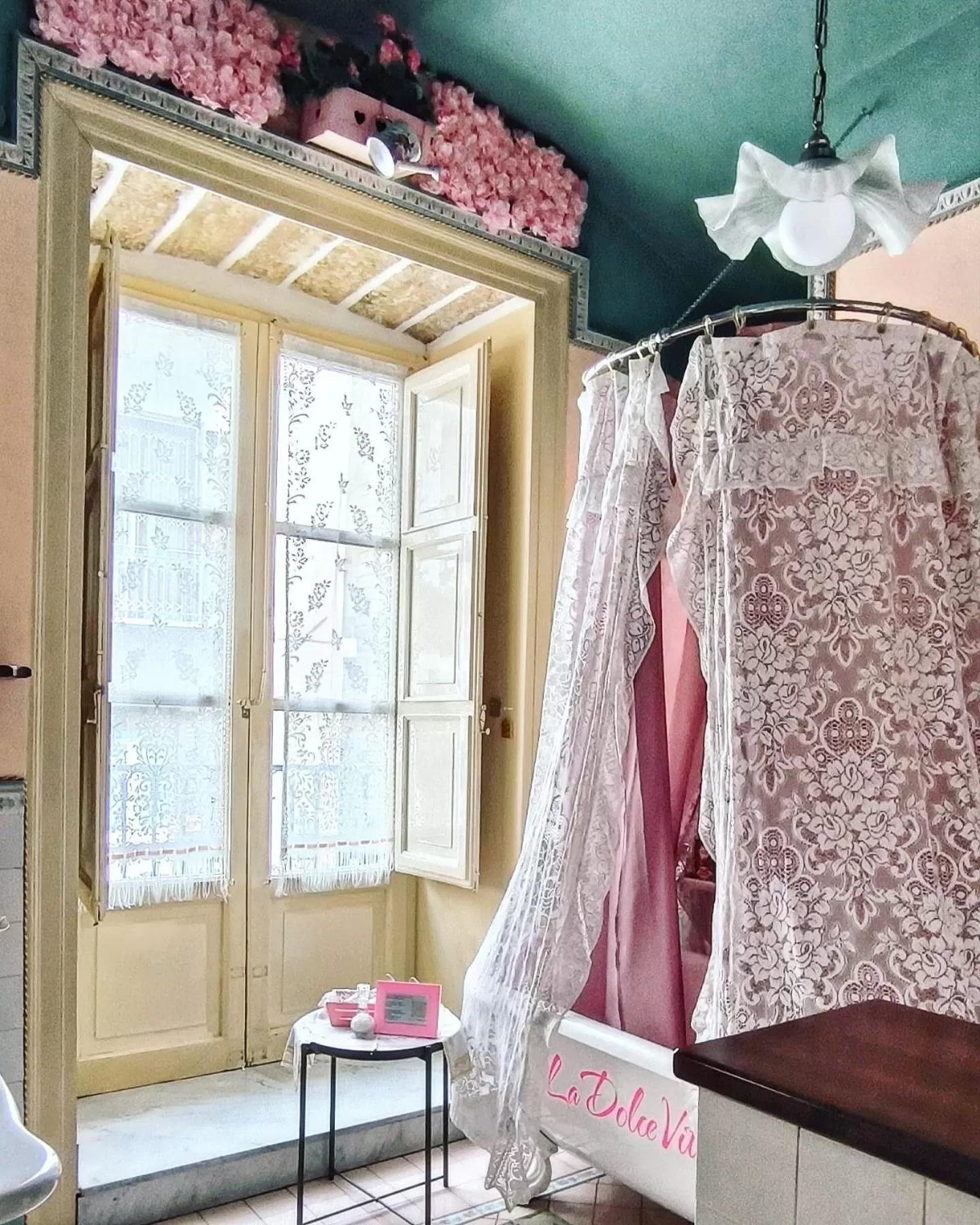 Bathroom, Bed in Vittorio Emanuele Rooms di Prinzi