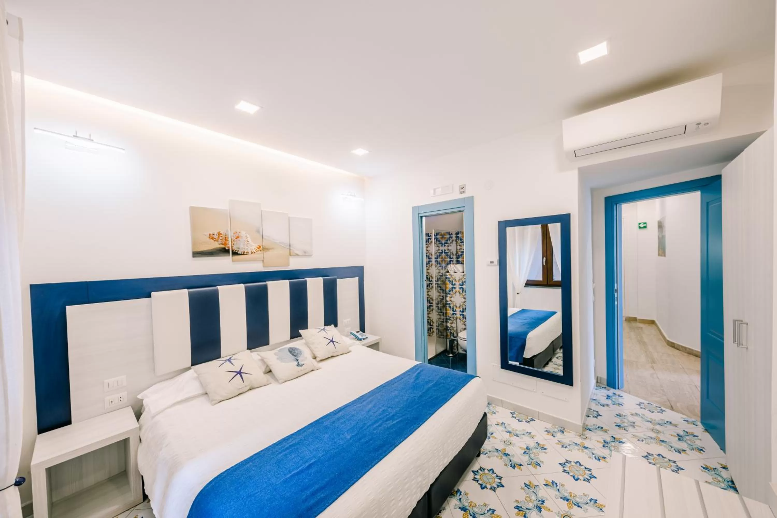 Photo of the whole room, Bed in Costa Blu