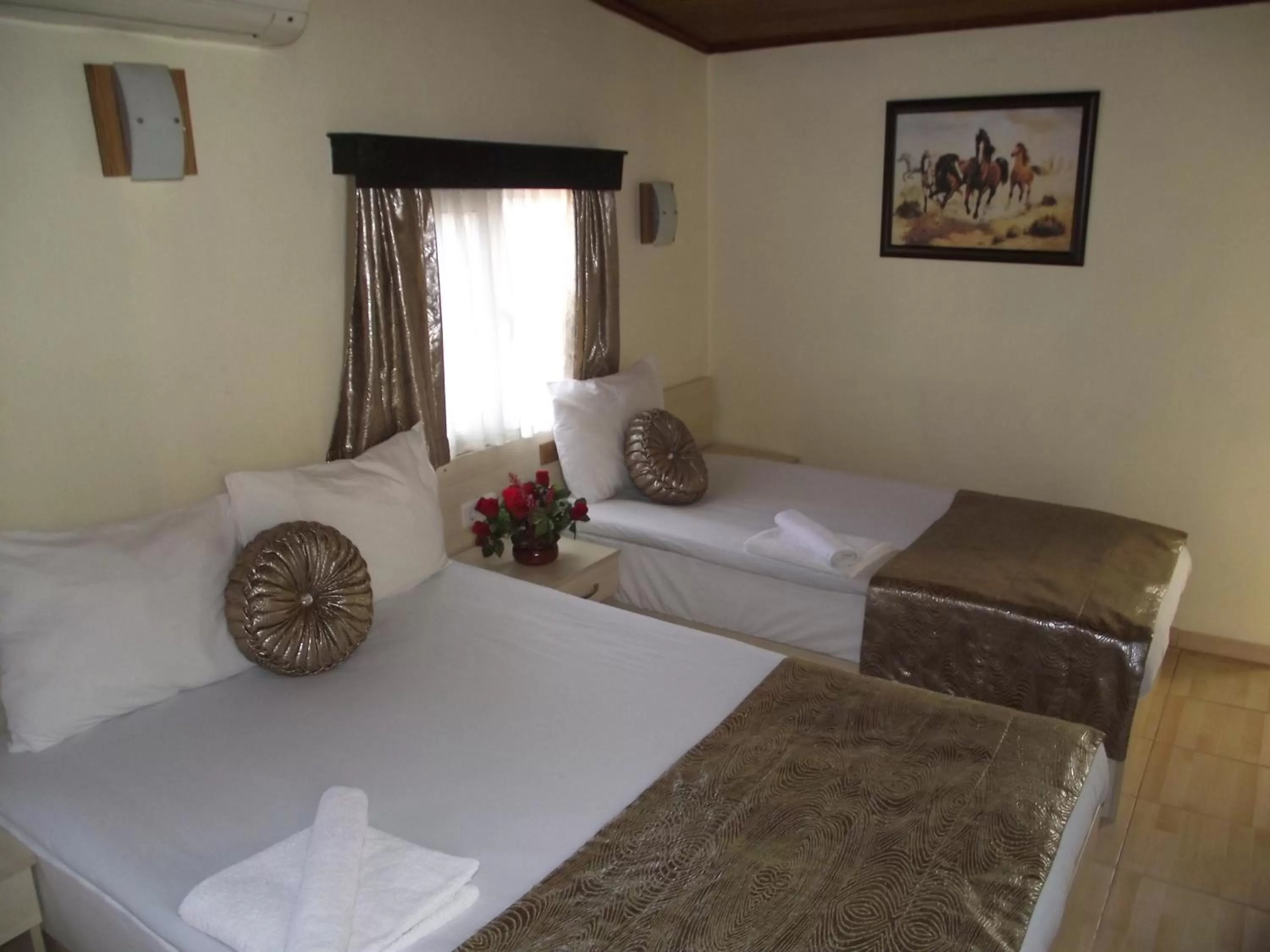 Photo of the whole room, Bed in Olimpiyat Hotel Izmir